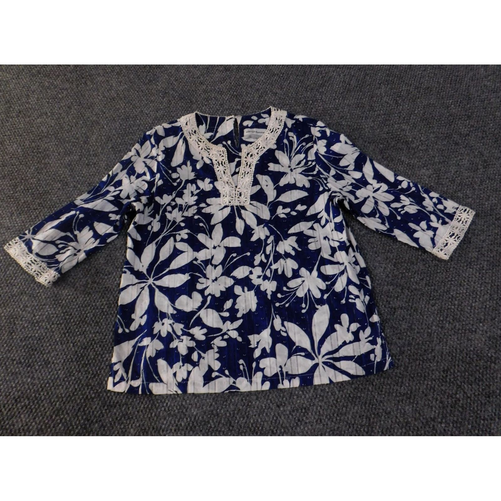 Vintage Alfred Dunner Blouse Womens 12P Petites Blue Floral Lace Trim V-Neck Knit Cotton 3/4 Sleeve Size XL / US 12-14 / IT 48-50 - 2 Thumbnail