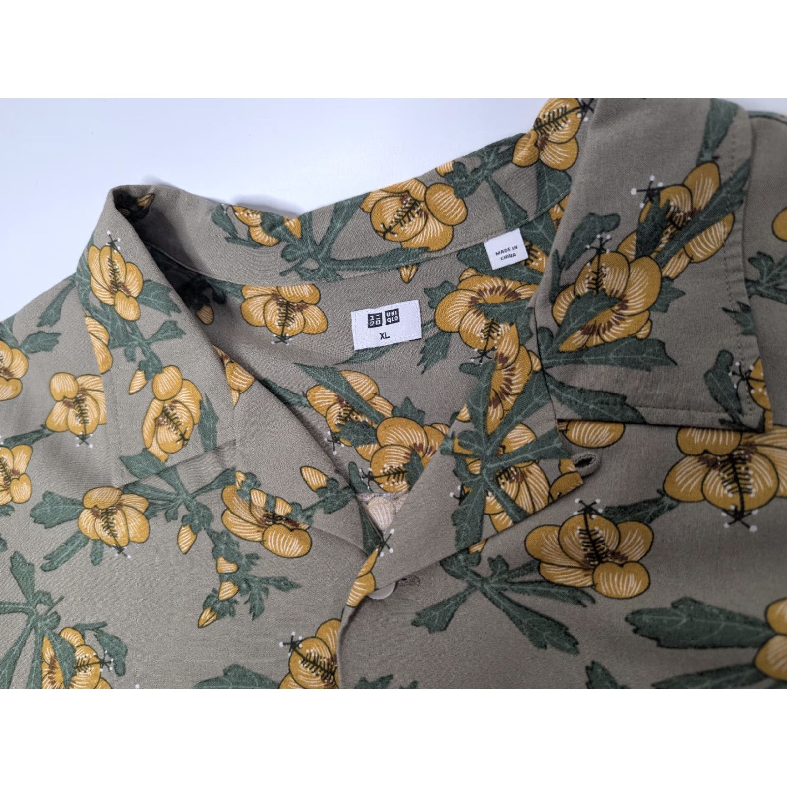 Uniqlo VINTAGE Uniqlo Shirt Mens XL Short Sleeve Button Hawaiian Floral AOP Rayon Collar Size US XL / EU 56 / 4 - 6 Thumbnail