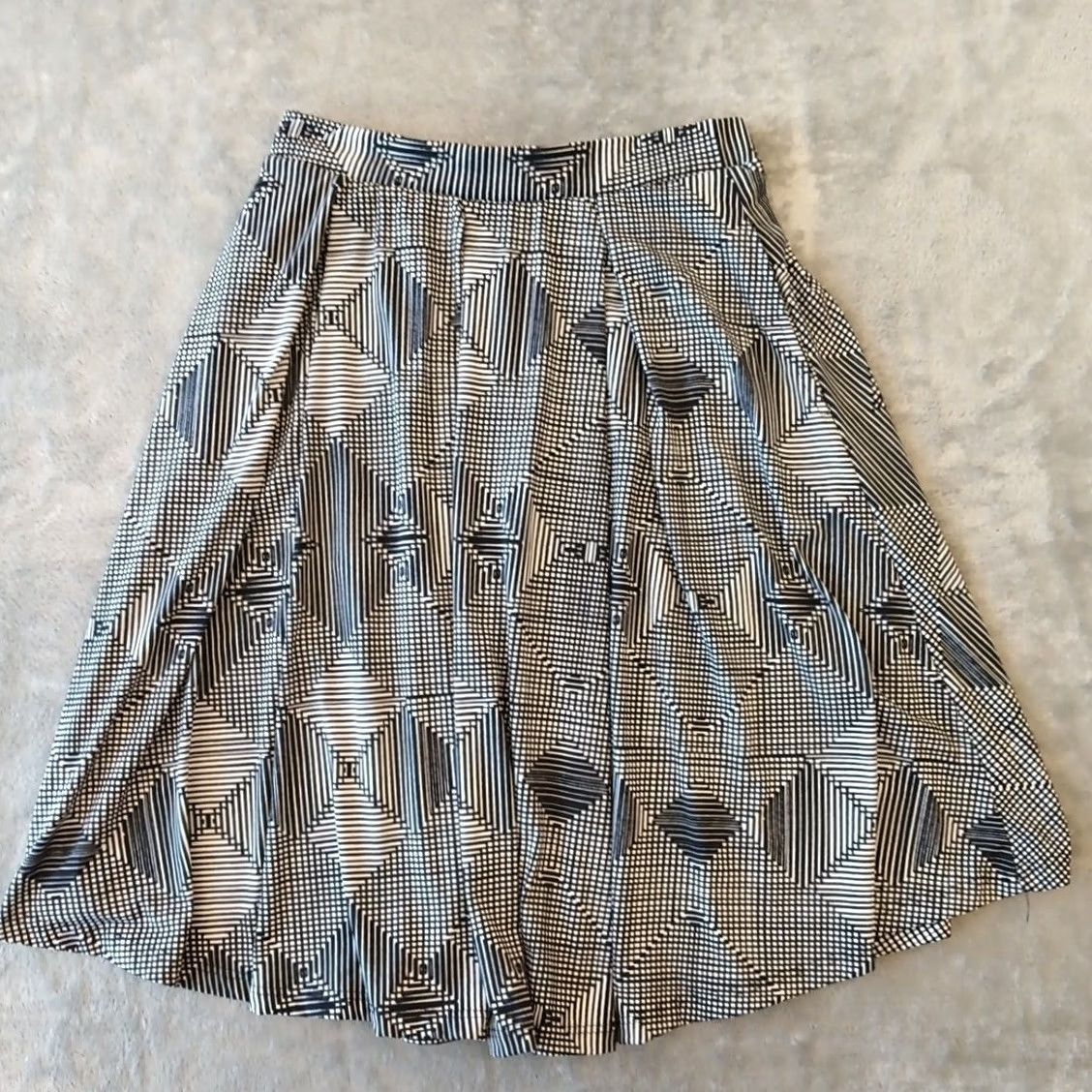 Vintage LuLaRoe Skirt Women S Black Geometric Pleated Pockets Elastic Waist Unlined Knee Length Flare Size 28" / US 6 / IT 42 - 2 Thumbnail