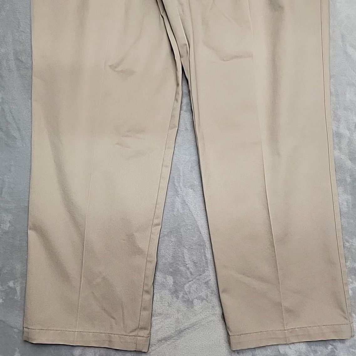 Dockers VINTAGE Dockers Pants Mens 40x29 Khakis Twill Chino Pleated 100% Cotton Beige Pants Mens 40 Regular Straight Pocket Slit Baggy Boys Womens Size US 40 / EU 56 - 2 Thumbnail