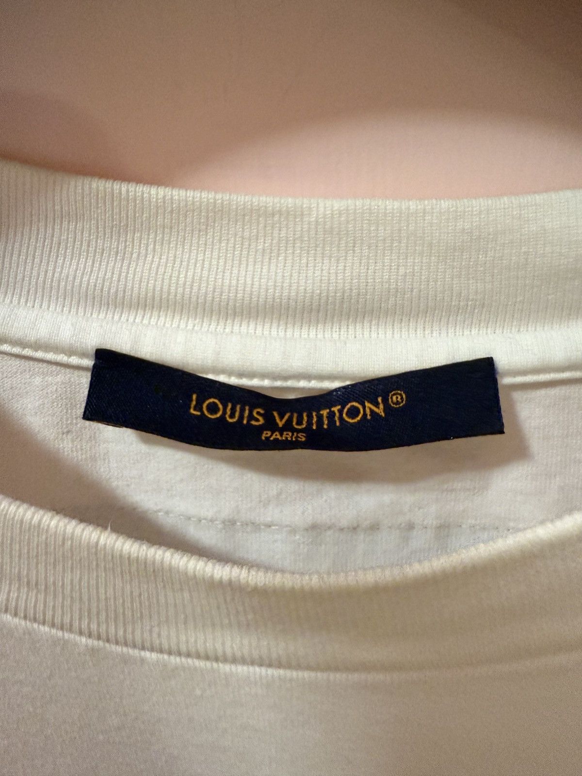 Louis Vuitton Louis Vuitton embossed LV logo white t shirt L Size US L / EU 52-54 / 3 - 5 Thumbnail