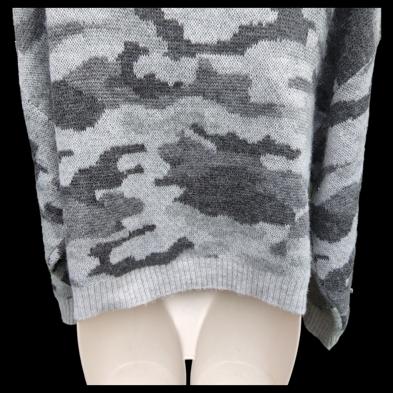 American Eagle Outfitters American Eagle Gray Camo Sweater Women's Size XS Long sleeve Size XS / US 0-2 / IT 36-38 - 6 Thumbnail