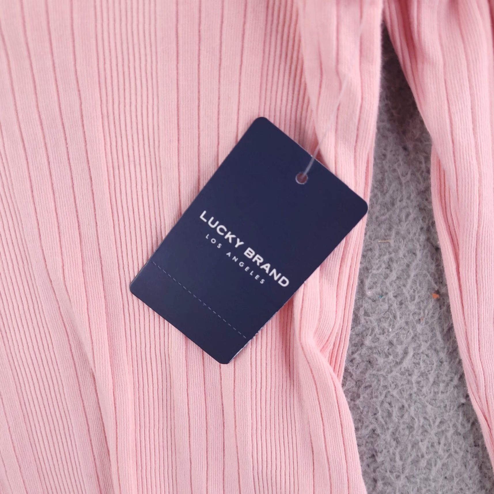 Lucky Brand **Lucky Brand Pink Crop Top Women's XS Ribbed Cable Long Sleeve** New title: **Lucky Brand Women's XS Pink Crop Top Ribbed Cable Long Sleeve** ``` Size XS / US 0-2 / IT 36-38 - 4 Thumbnail