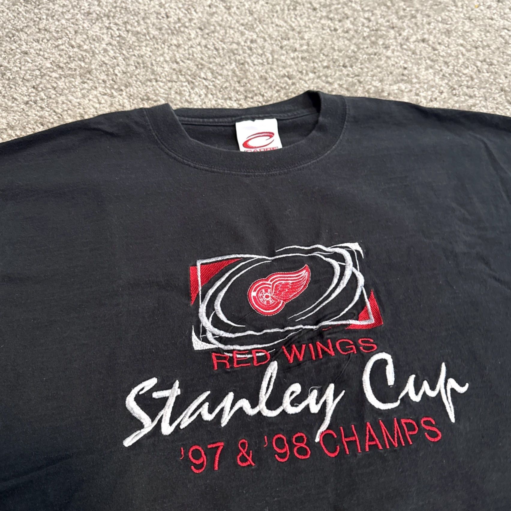 Vintage VINTAGE Detroit Red Wings T-Shirt Men M Cadre Red 1997/1998 Stanley Cup Champions NHL Hockey Size US M / EU 48-50 / 2 - 3 Thumbnail