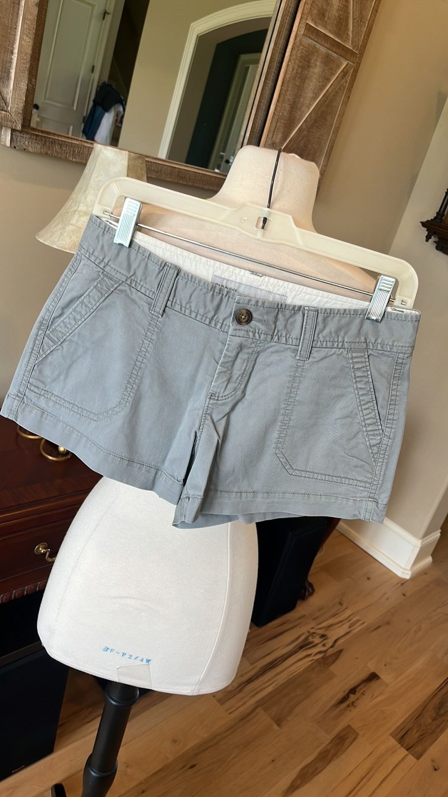 Old Navy Low Rise Gray Cotton Chino Shorts Old Navy Size 26" / US 2 / IT 38 - 2 Thumbnail
