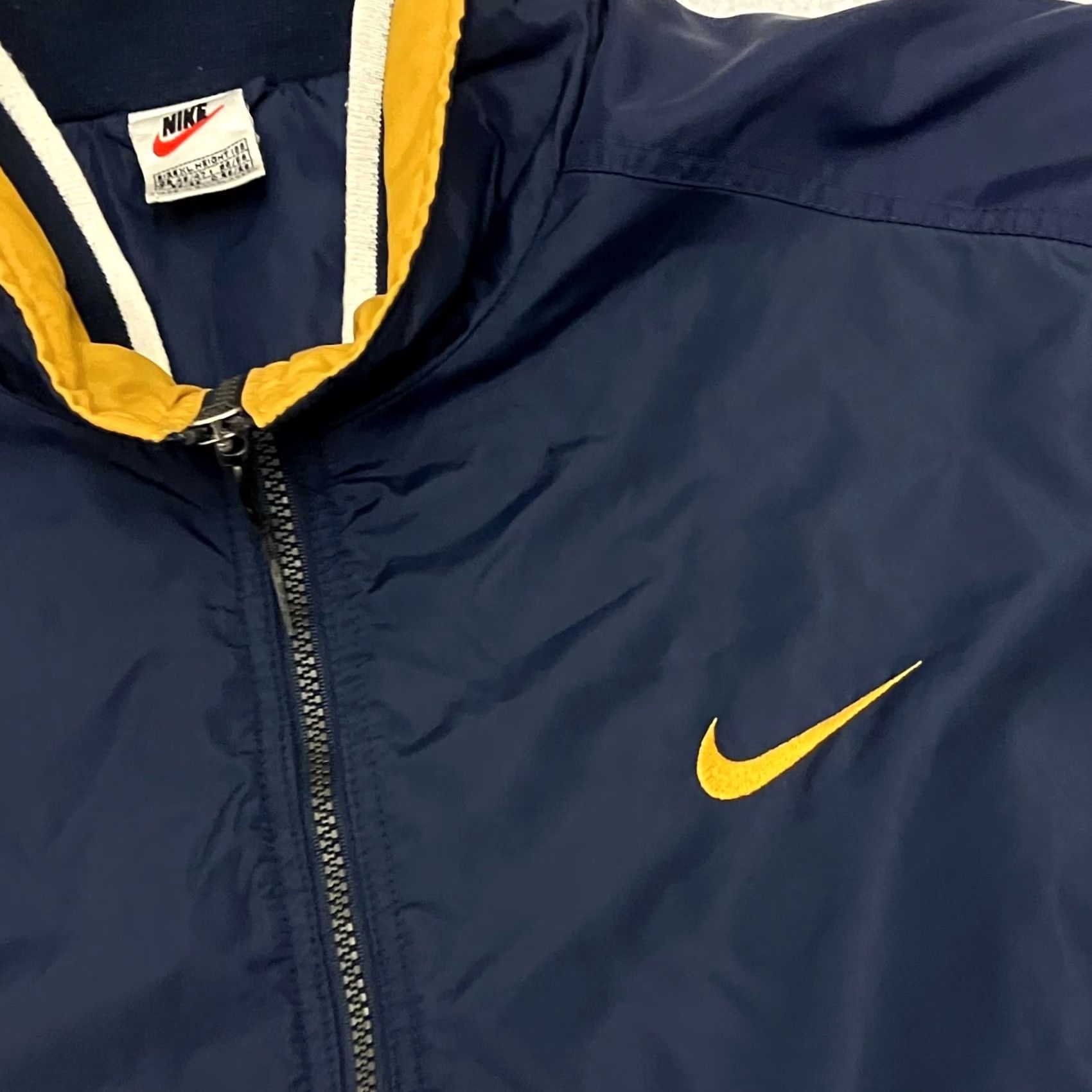 Nike VINTAGE Nike Padded Jacket Mens XL Navy Blue Yellow Spell Out Swoosh Coat Size US XL / EU 56 / 4 - 2 Thumbnail
