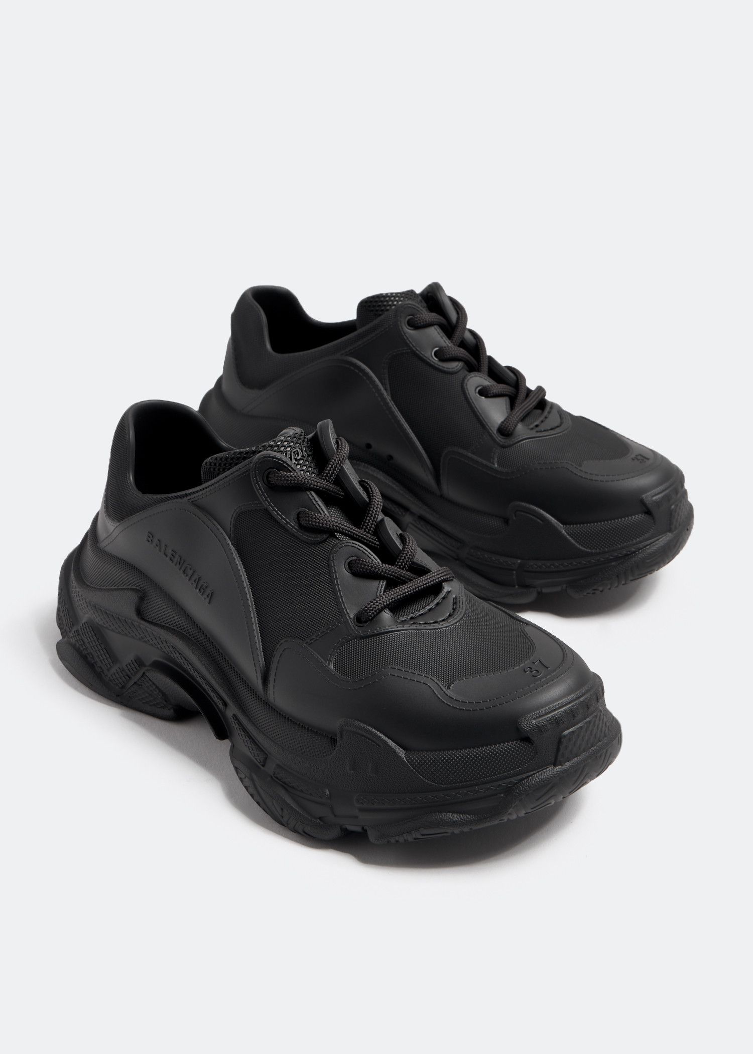 o1s1wg110724 Triple S Sneakers in Black