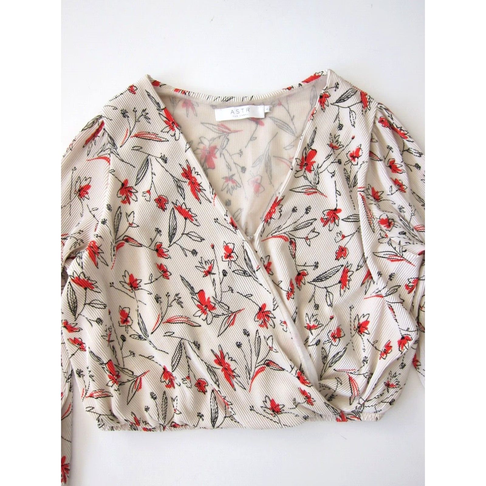 ASTR The Label VINTAGE ASTR The Label Ivory Black Red Floral Long Sleeve V-Neck Peasant Blouse Large Size L / US 10 / IT 46 - 4 Thumbnail