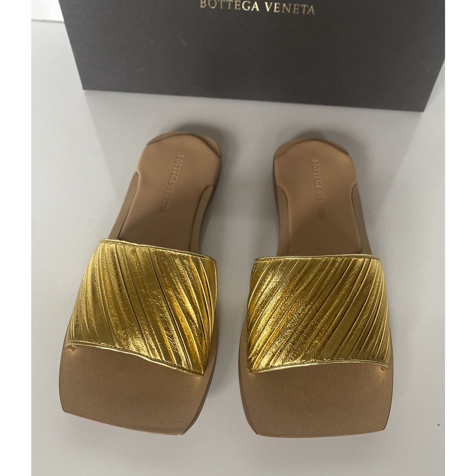 Bottega Veneta Bottega Veneta Women's Gold Sandals 9 US (39 Eu) 578409 Size US 9 / IT 39 - 2 Thumbnail