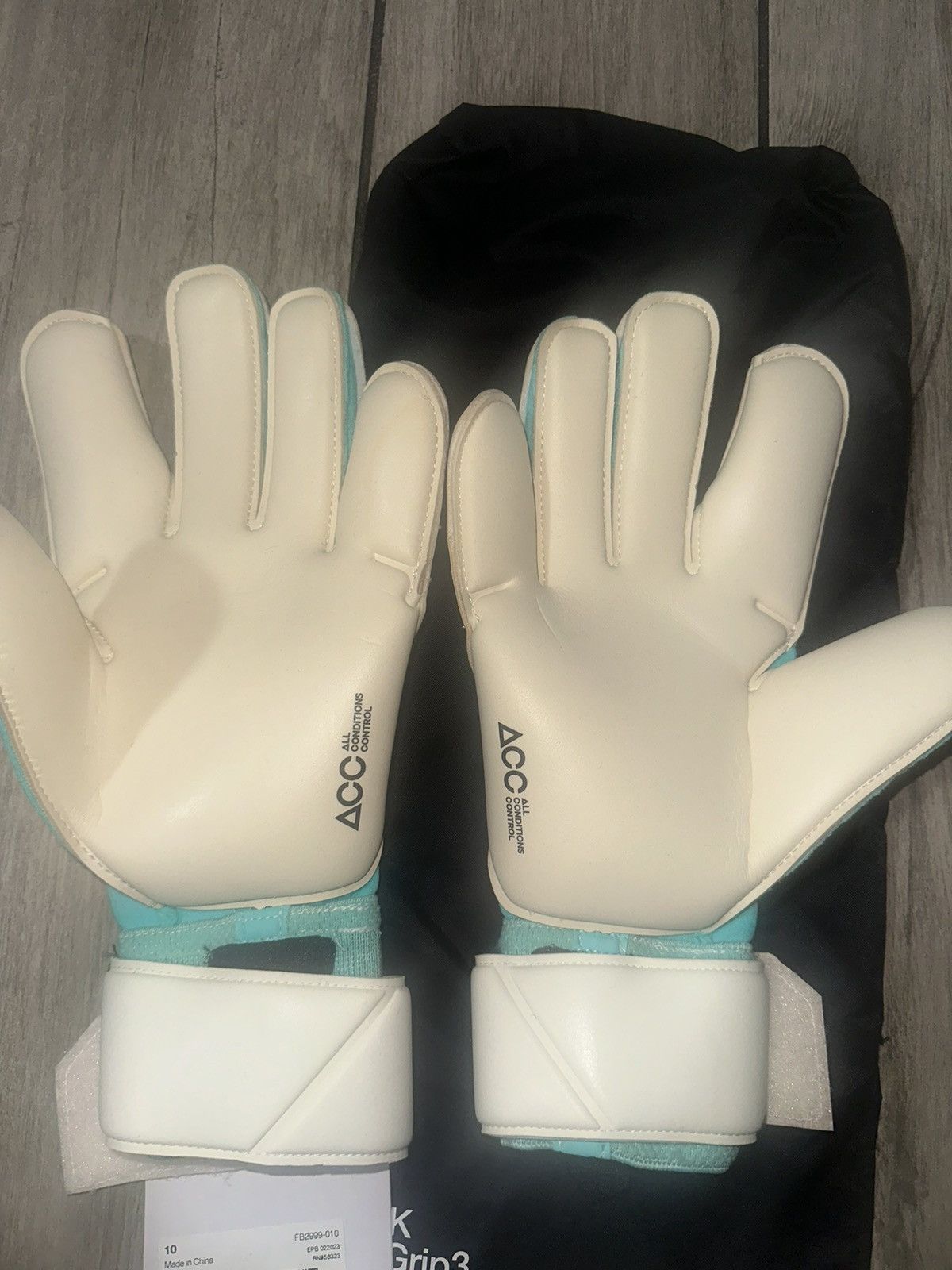 Nike New Nike GK Vapor Grip 3 Goalkeeper Soccer Gloves FB2999 Size 30 - 1 Thumbnail
