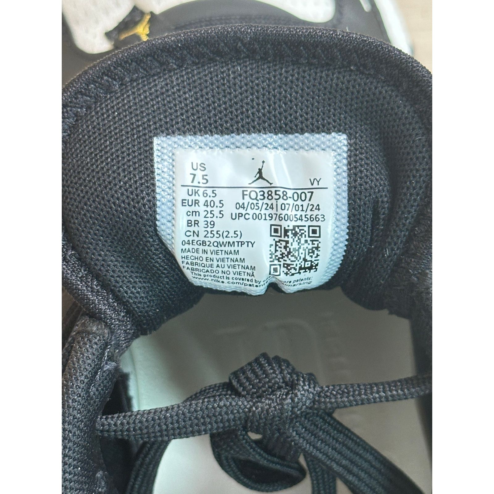 Jordan Brand Jordan Heir Black Basketball Sneaker -Size 7.5M - Mint Size US 7.5 / EU 40-41 - 8 Thumbnail