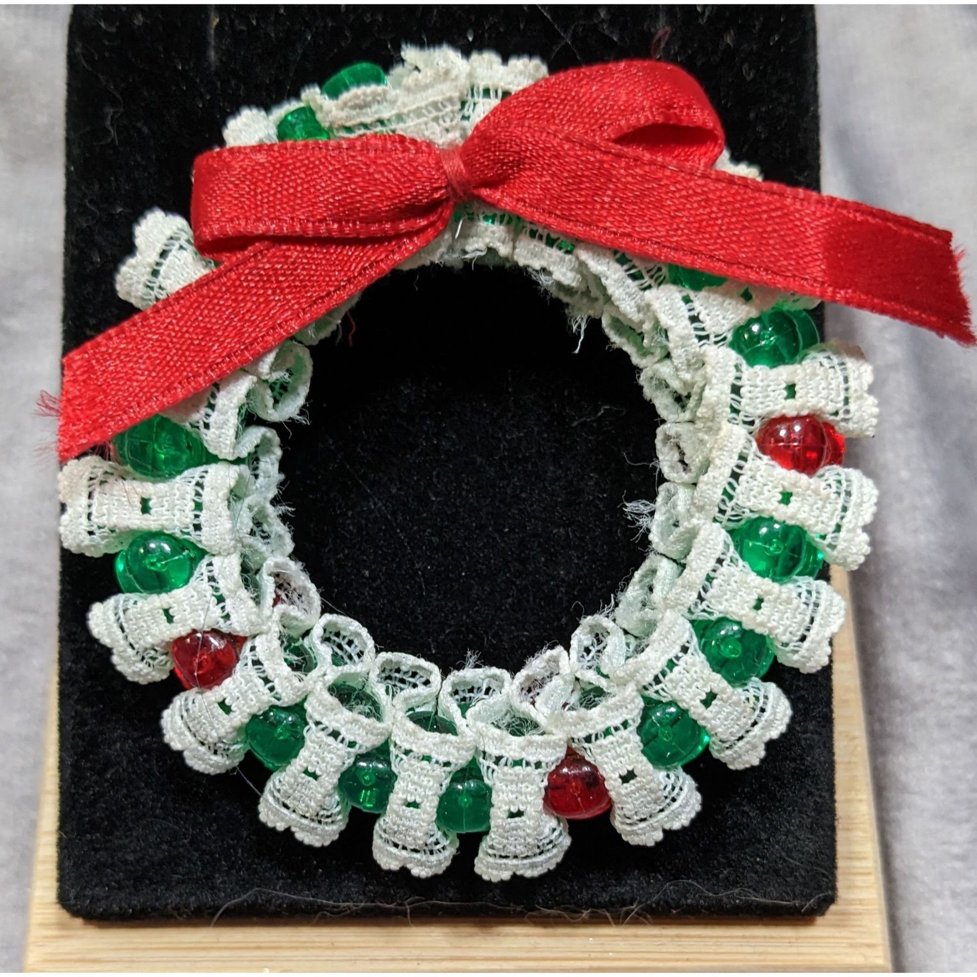 Handmade Vintage 90s Handmade Christmas Wreath Brooch Size ONE SIZE - 3 Thumbnail