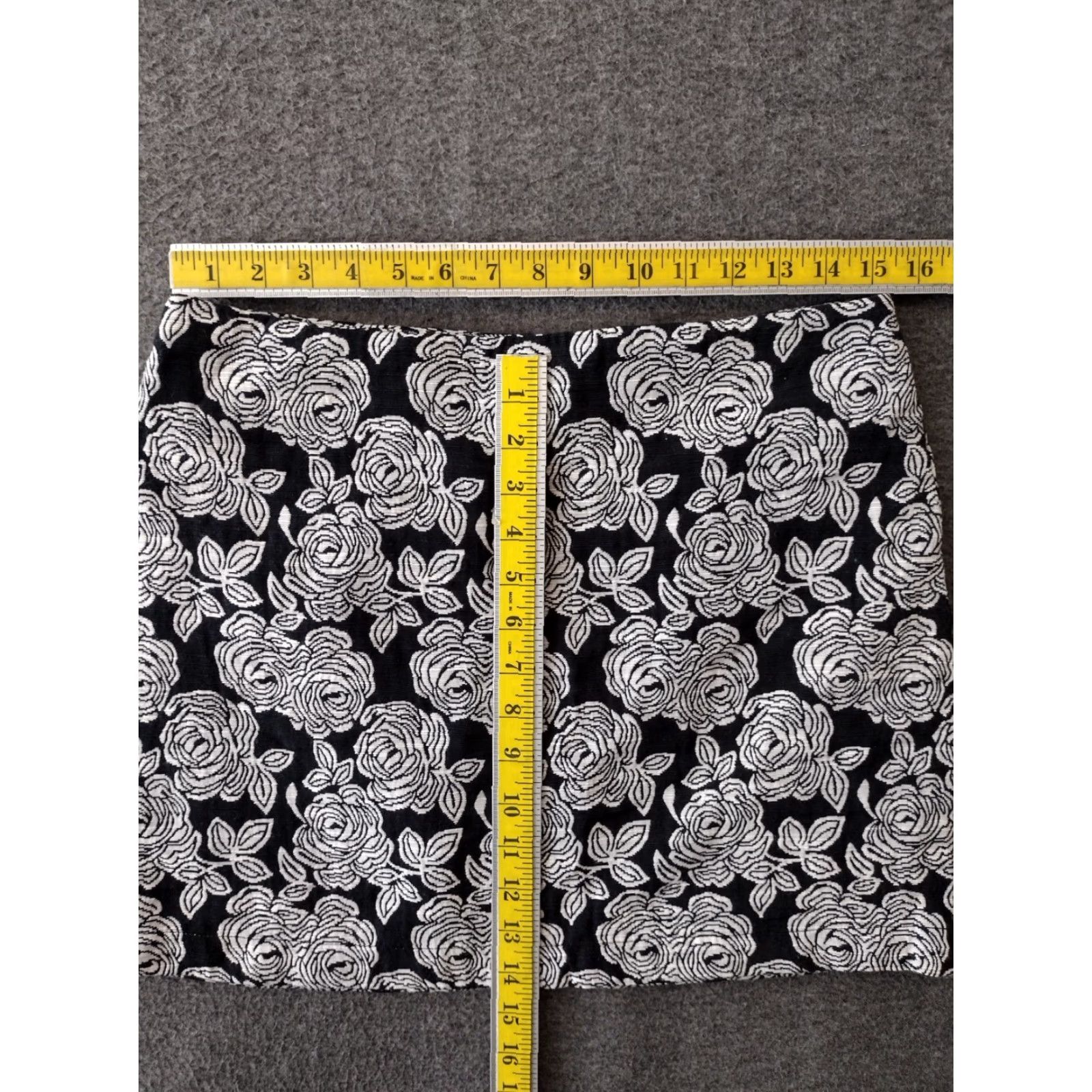 Forever 21 FOREVER 21 Black & White Rose Floral A-Line Mini Skirt Women's L Size 36" / US 14 / IT 50 - 4 Thumbnail