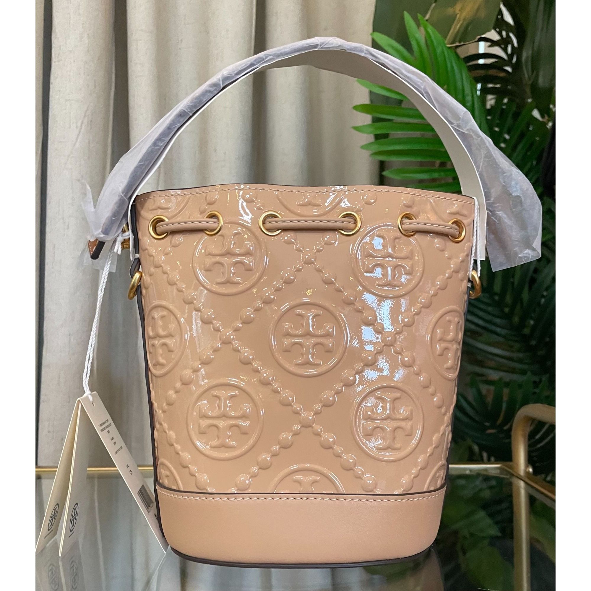Tory Burch NWT! Tory Burch T Monogram Embossed Patent Leather Bucket Ba Size ONE SIZE - 8 Thumbnail