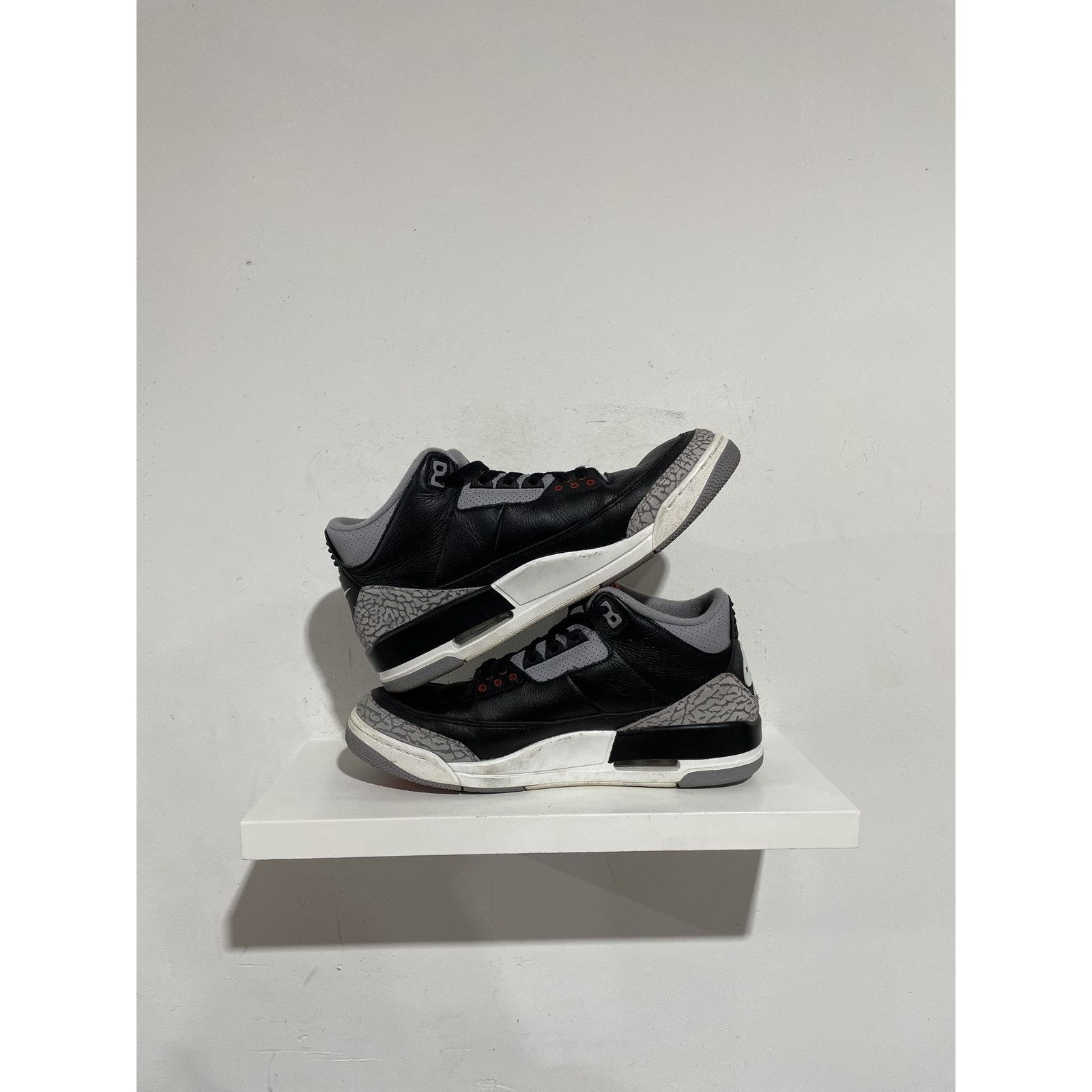 Jordan Brand NIKE JORDAN 3 BLACK CEMENT 11 PREOWNED Size US 11 / EU 44 - 2 Thumbnail