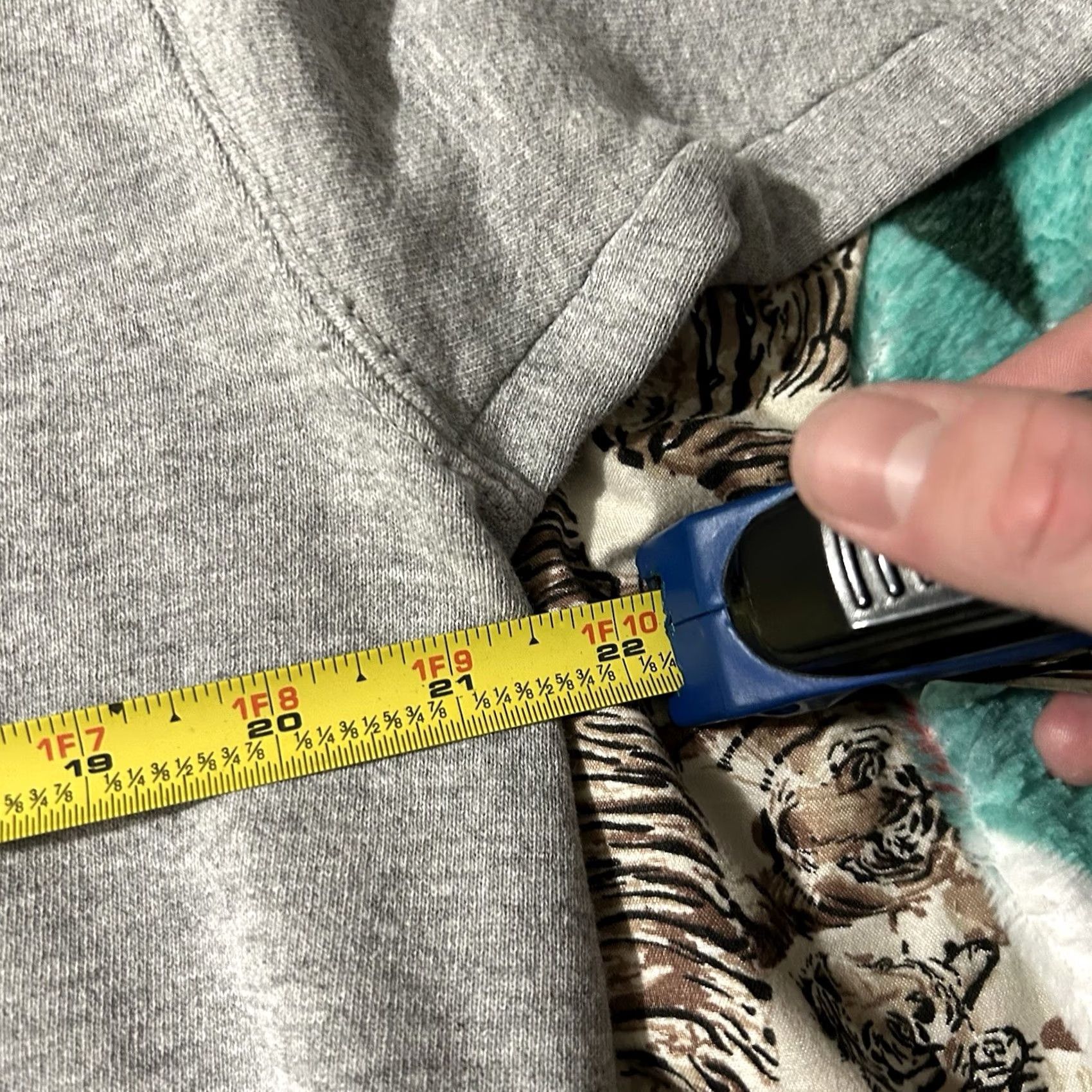 Nike VINTAGE Nike Sweatshirt Center Shield Crest Logo 90s Size M Gray Mens Size US M / EU 48-50 / 2 - 5 Thumbnail