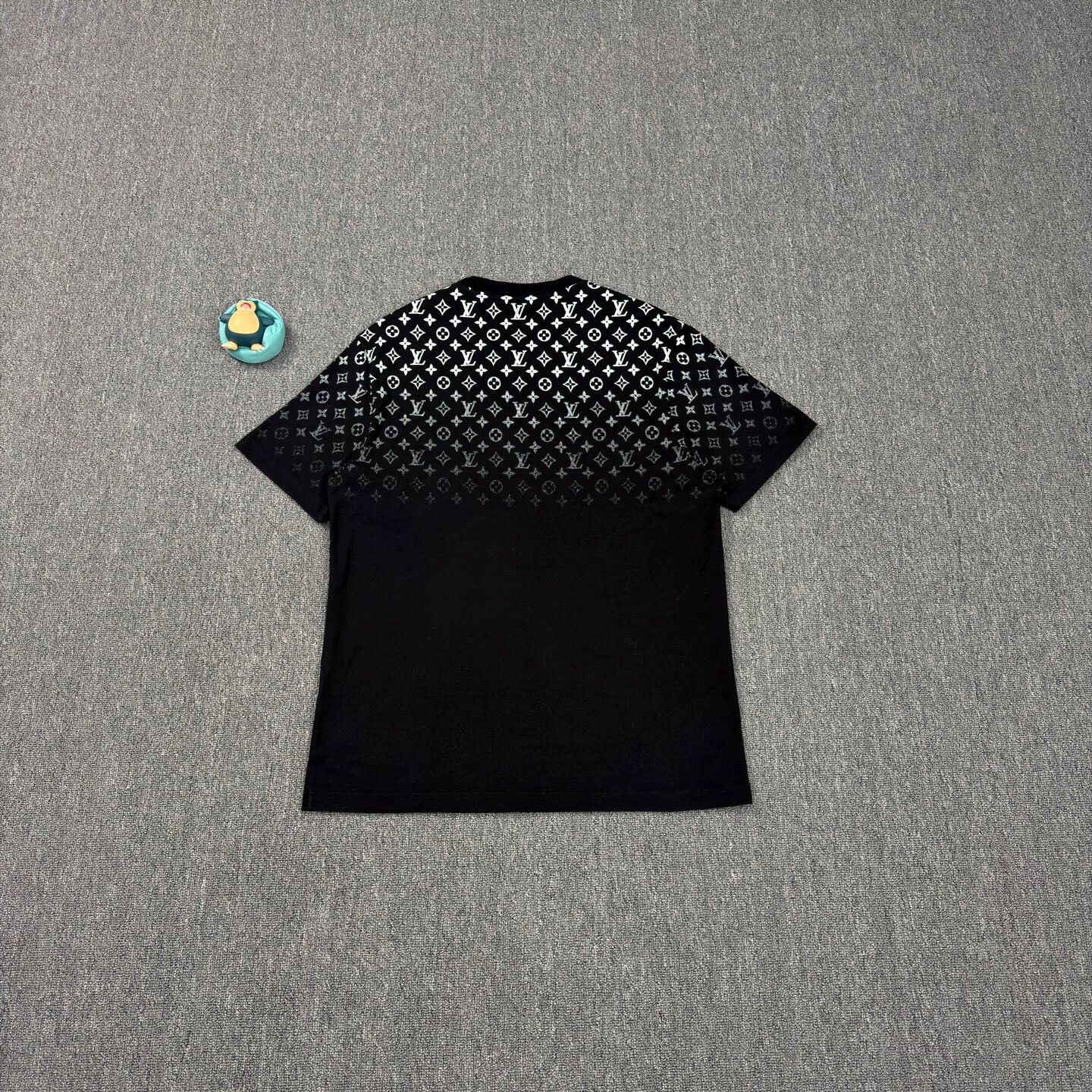 Louis Vuitton LV gradient all over print black short Tee XL Size US XL / EU 56 / 4 - 2 Thumbnail