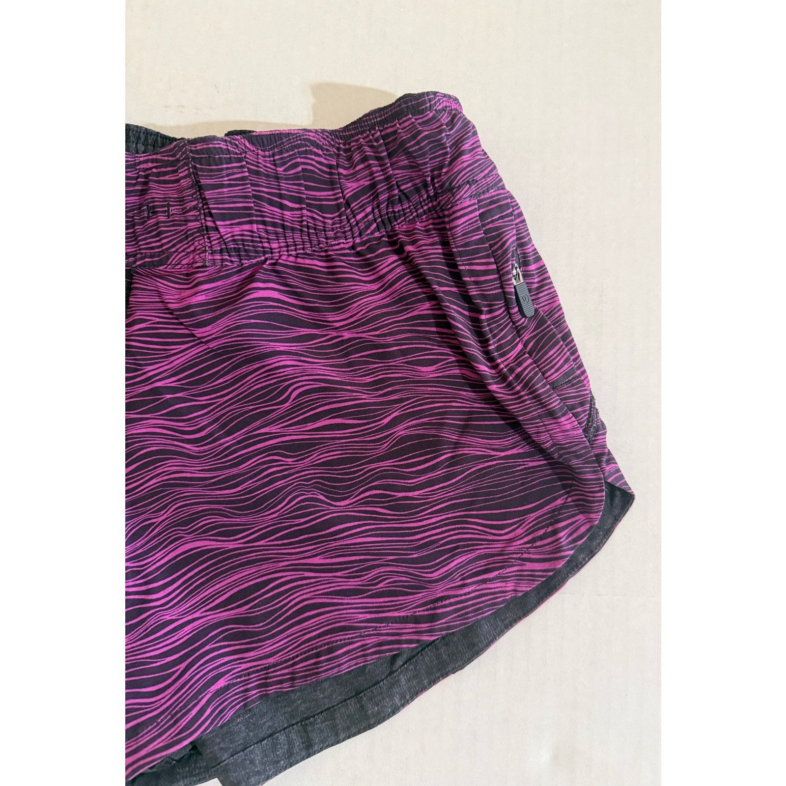 Lululemon Fantastic Lululemon Hotty Hot Reversible Shorts Size 4 Size 27" / US 4 / IT 40 - 5 Thumbnail