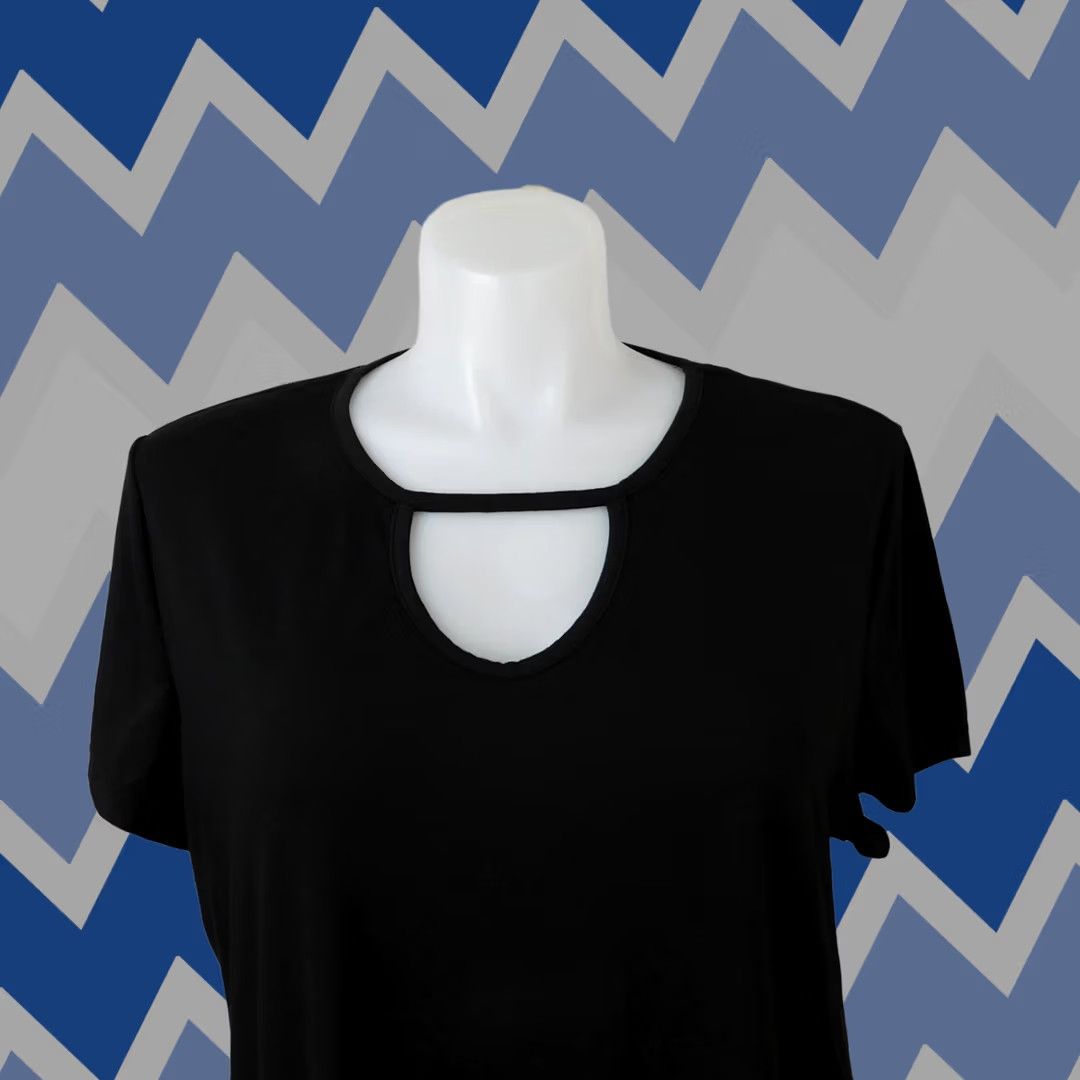 Shein SheIn Curve T-Shirt 3XL, Black, Short Sleeve, Keyhole Size XXL / US 16-18 / IT 52-54 - 1 Thumbnail