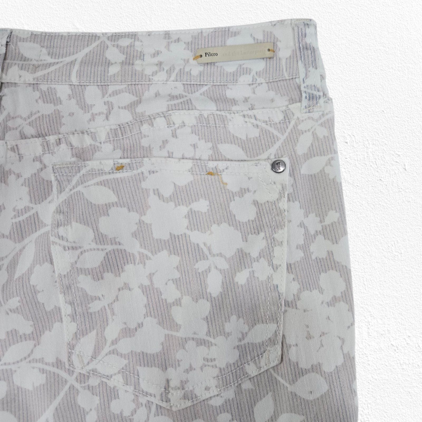 Anthropologie Pilcro Gray Floral Cropped Straight Leg Pants Size 32 Size 32" / US 10 / IT 46 - 11 Thumbnail