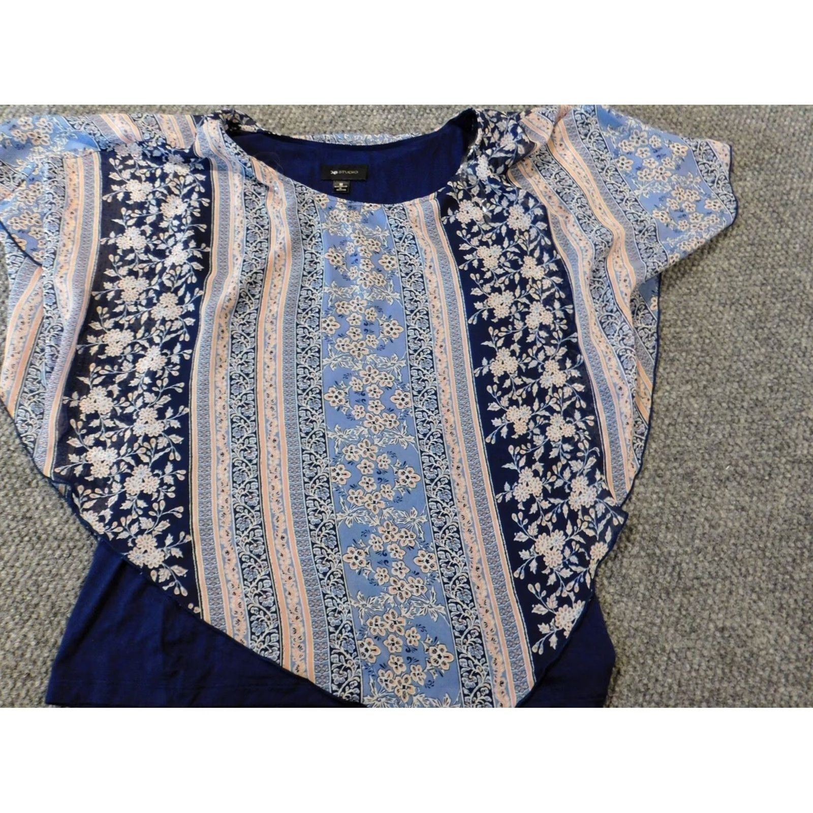 Vintage AB Studio Women Blouse M Blue Floral Short Sleeve Dolman Pullover Button Collared Polyester Stretch Regular Vneck? Size M / US 6-8 / IT 42-44 - 4 Thumbnail