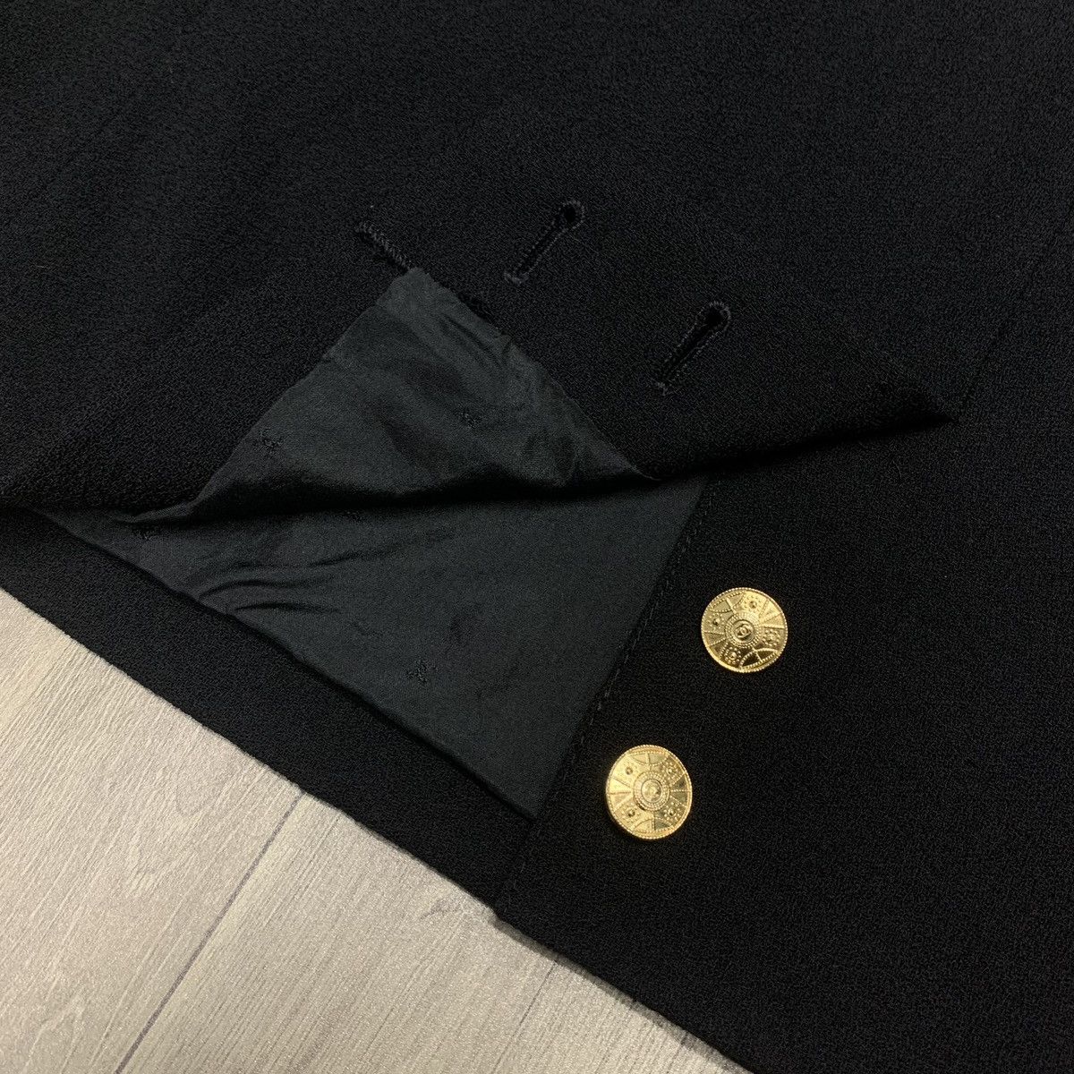 Chanel CHANEL Fall 1988/1989 Gold CC Buttons Bodycon Pencil Skirt Size 25" / US 0 / IT 36 - 3 Thumbnail
