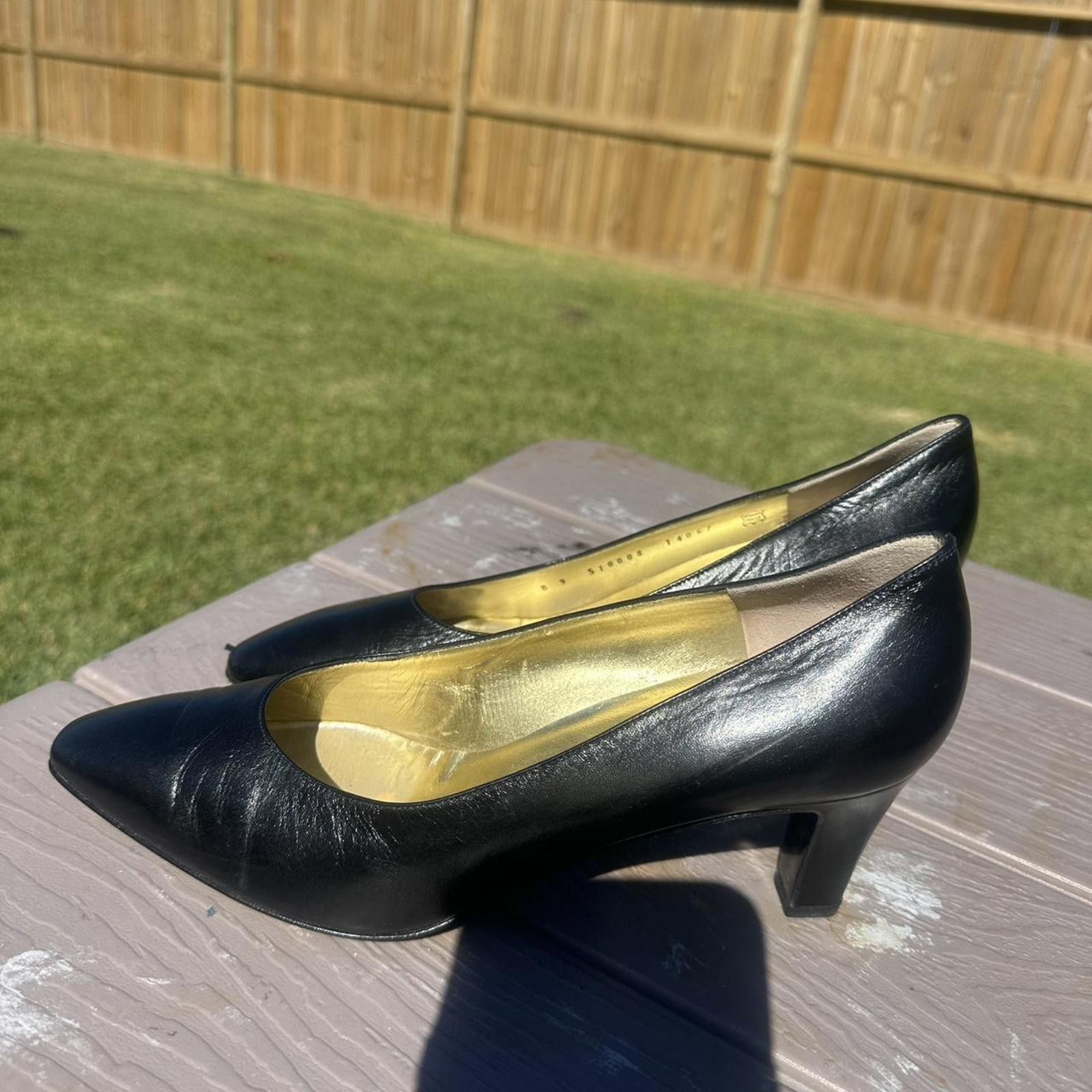 Bruno Magli Black leather vintage pumps with 3" heel heels Size US 9 / IT 39 - 7 Thumbnail