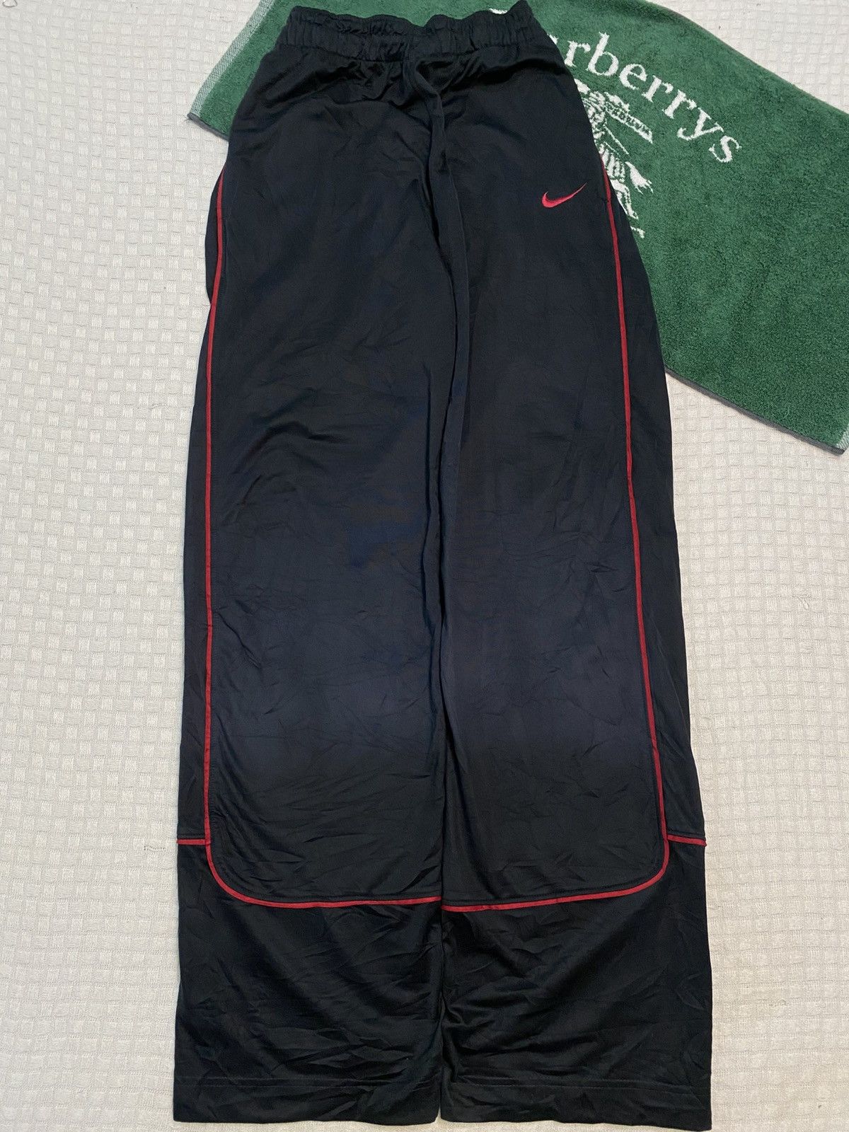 VINTAGE NIKE 90S BAGGY NYLON WIDE LEG SWOOSH TRACK PANTS Y2K