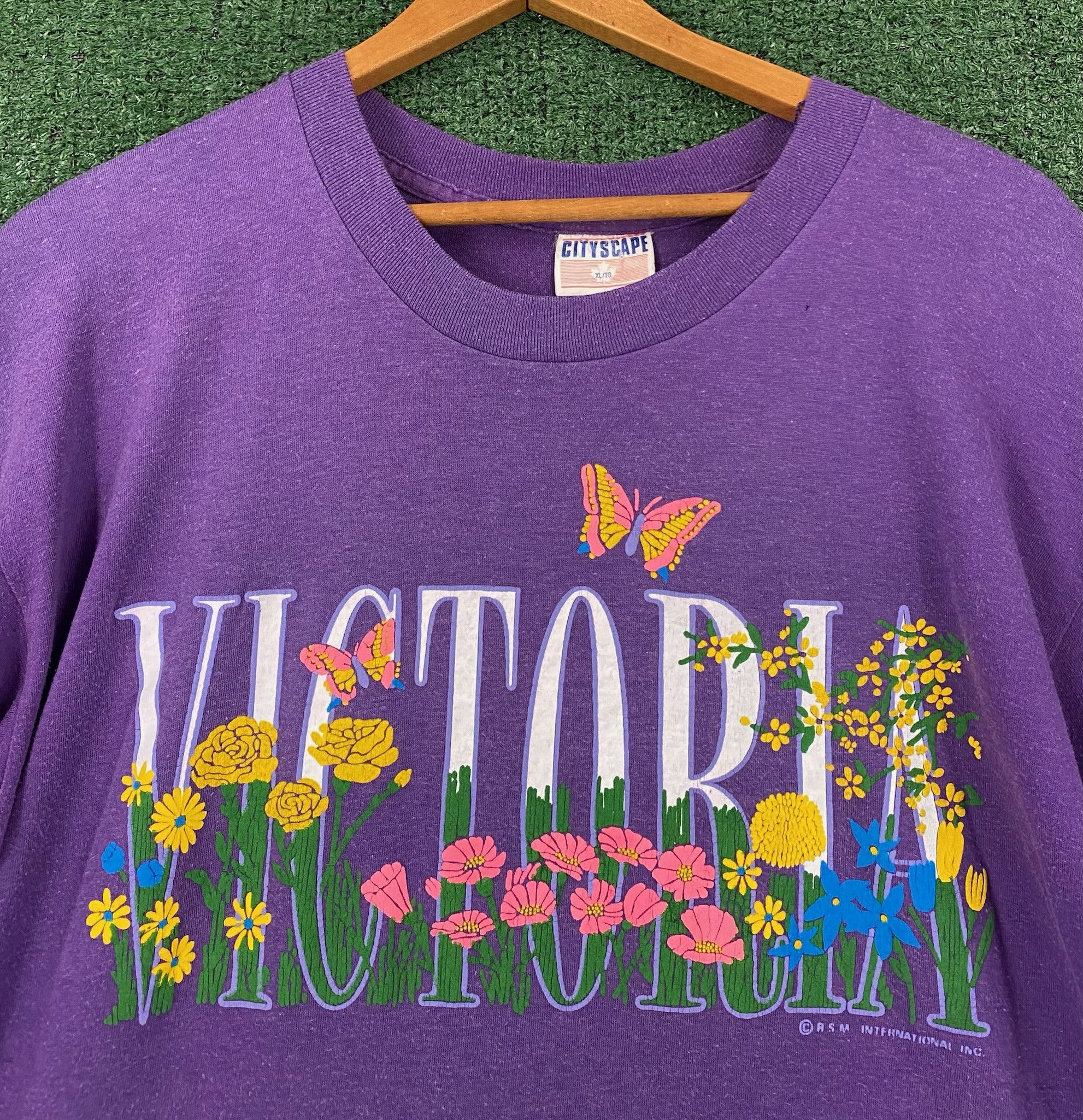 Vintage 80’s Victoria Canada Floral Butterflies Purple T-Shirt Large Size L / US 10 / IT 46 - 2 Thumbnail