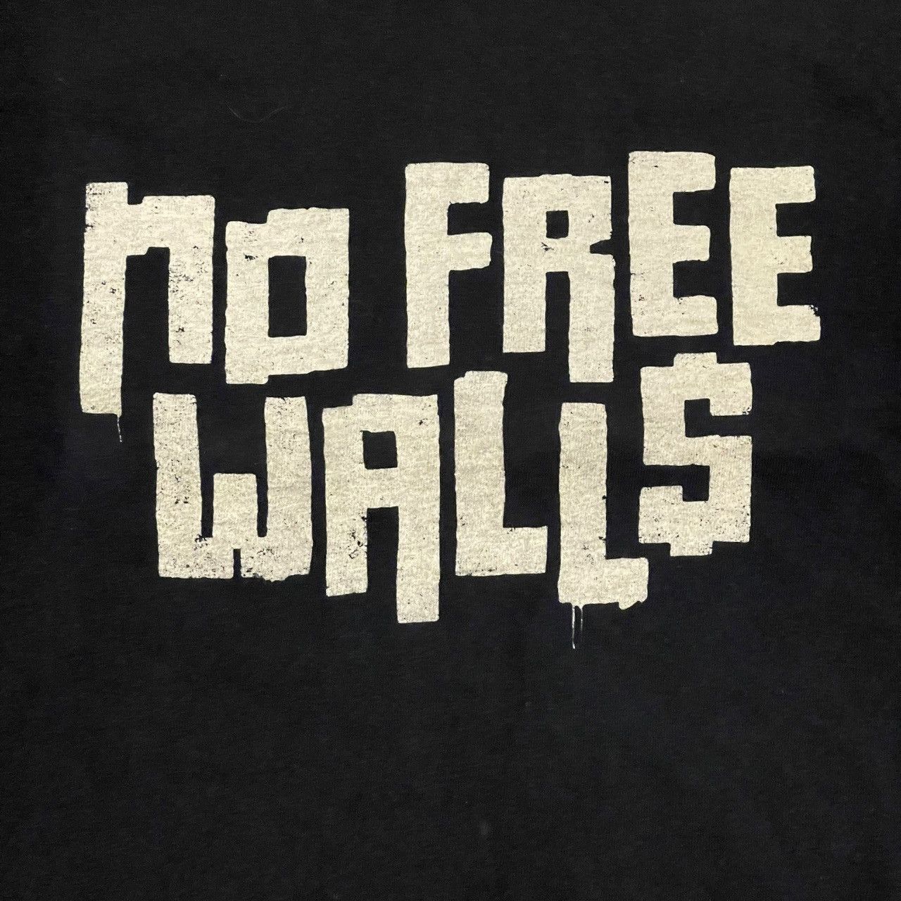 Vintage Vintage Y2K Black No Free Walls Men Short Sleeve Tee Sz L Size US L / EU 52-54 / 3 - 2 Thumbnail