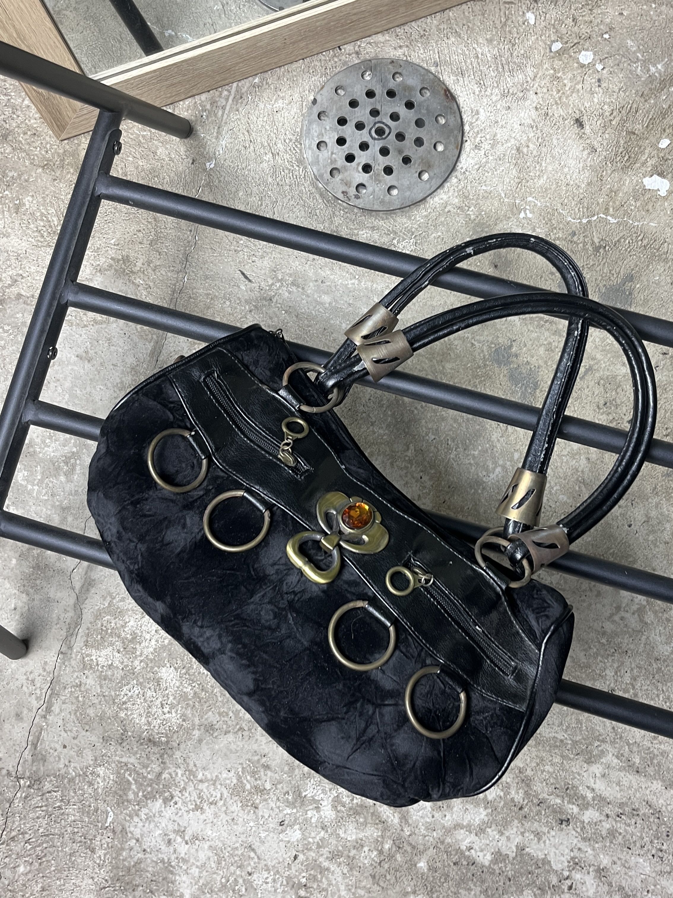 Vintage 2000s BLACK O-RING PUNK BAGUETTE HANDBAG - № 6200 Size ONE SIZE - 7 Thumbnail