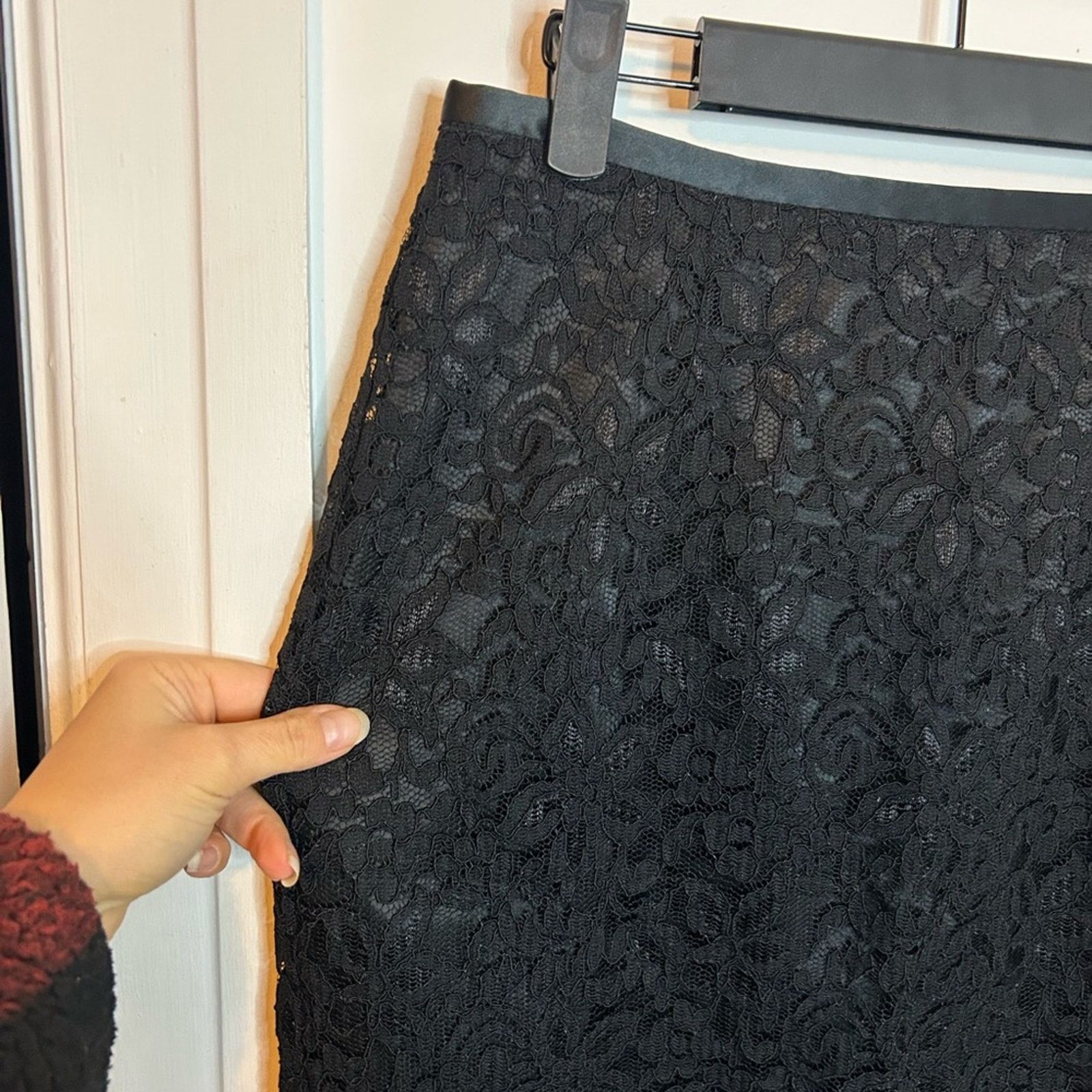 Loft Loft Black Floral Lace Pencil Skirt Size 26" / US 2 / IT 38 - 4 Thumbnail