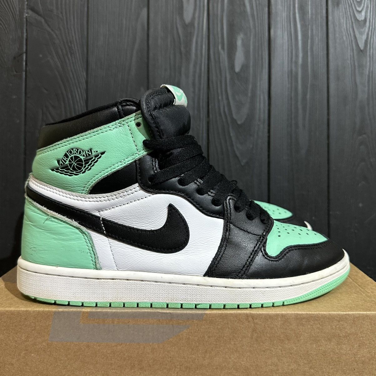 Nike NIKE AIR JORDAN 1 RETRO 8US 41 EU Size US 8 / EU 41 - 1 Thumbnail
