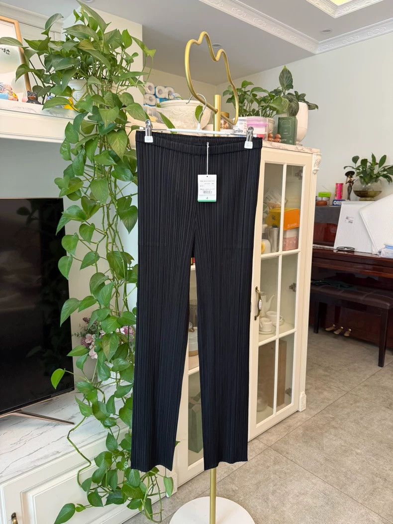 Issey Miyake Issey Miyake size:4 Black pleated straight-leg pants Size 31" - 2 Thumbnail