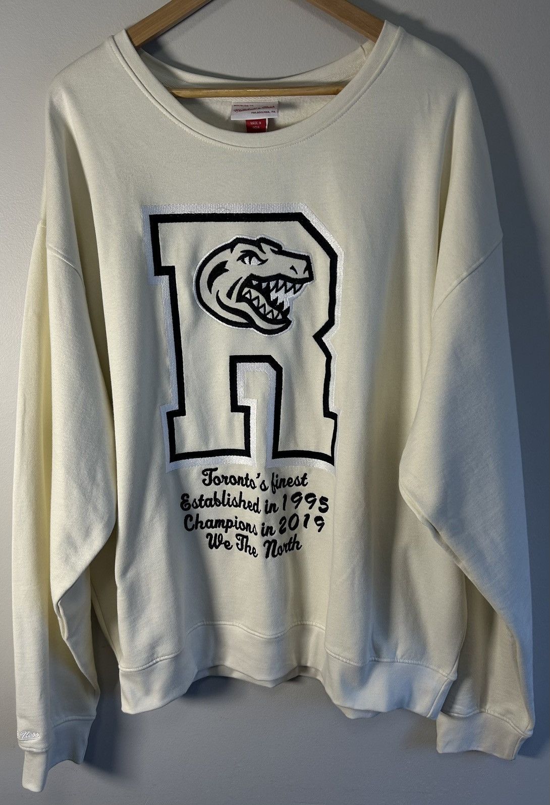 Mitchell & Ness Mitchell & Ness Toronto Raptors Varsity Crewneck Sweater Size US XL / EU 56 / 4 - 1 Thumbnail