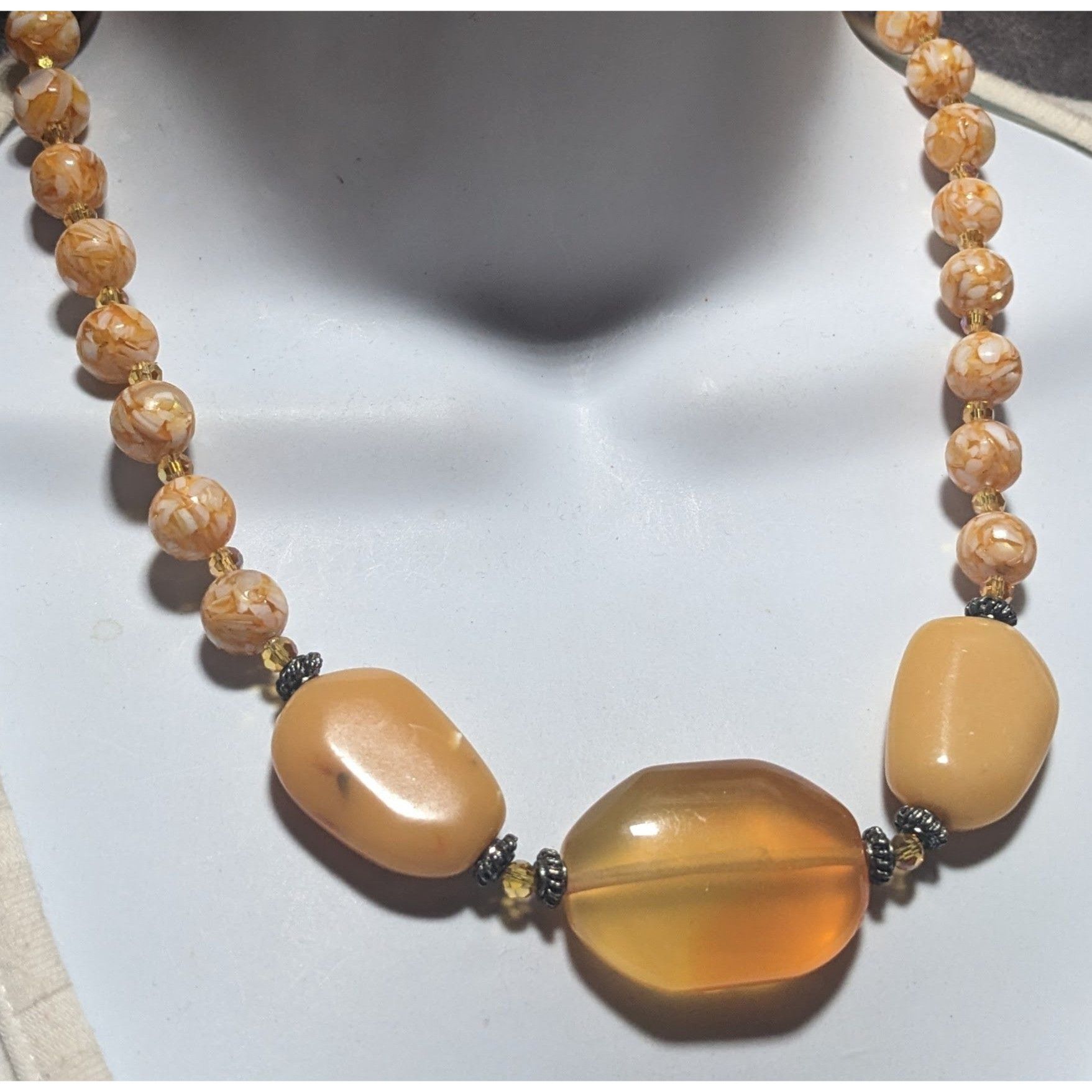 Other Retro Orange Cream Chunky Beaded Necklace Size ONE SIZE - 6 Thumbnail