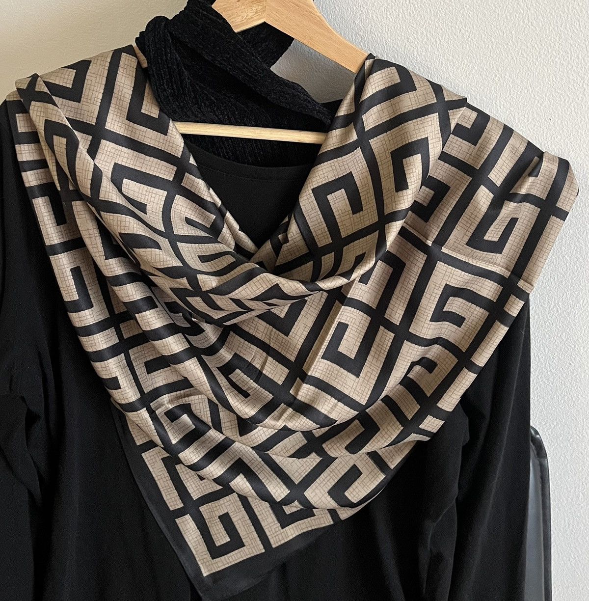 Other Black and Cream Twill Silk Scarf Size ONE SIZE - 1 Preview