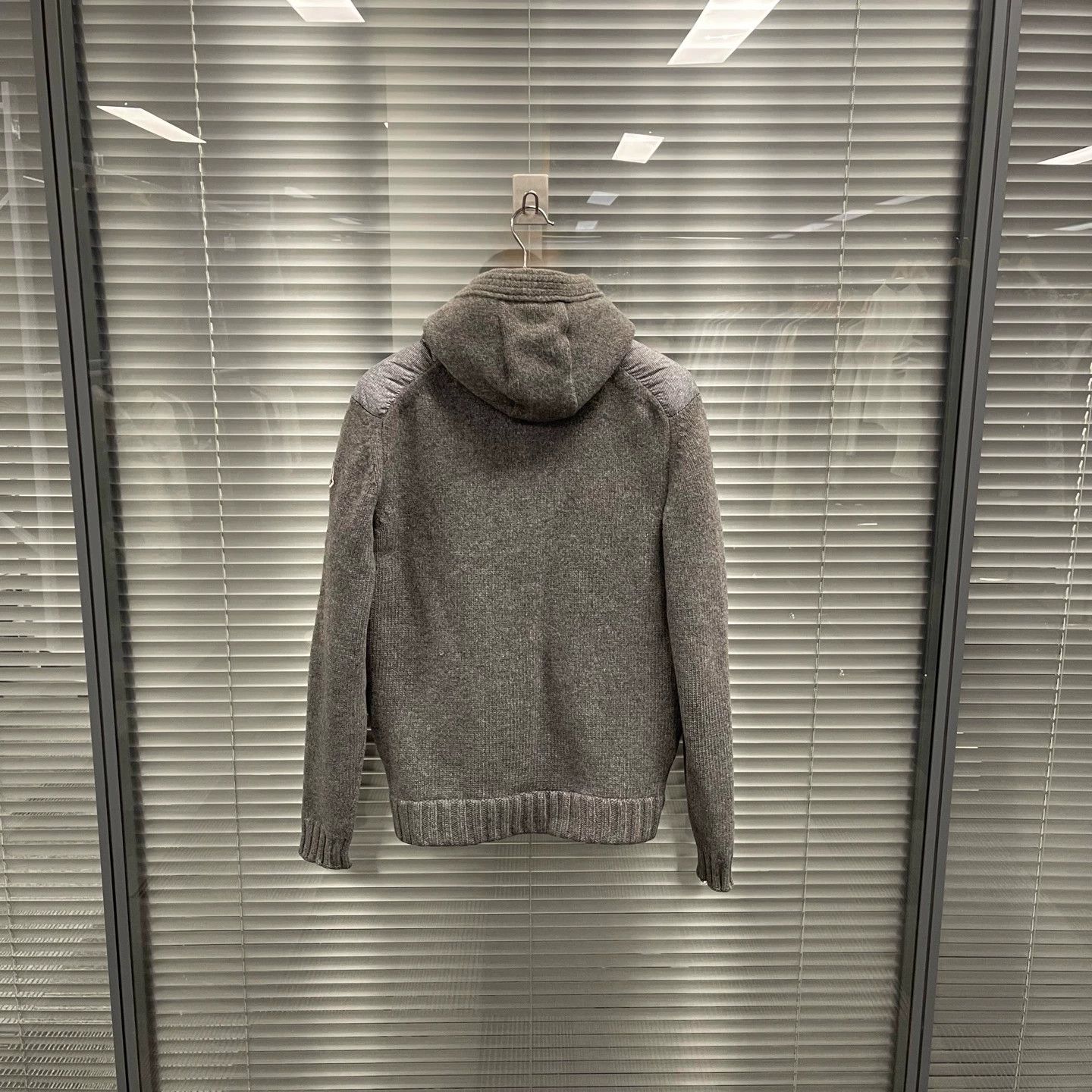 Moncler Moncler Mist Gray Colorblocked Armband Puffer Jacket XL Size XL / US 12-14 / IT 48-50 - 2 Thumbnail