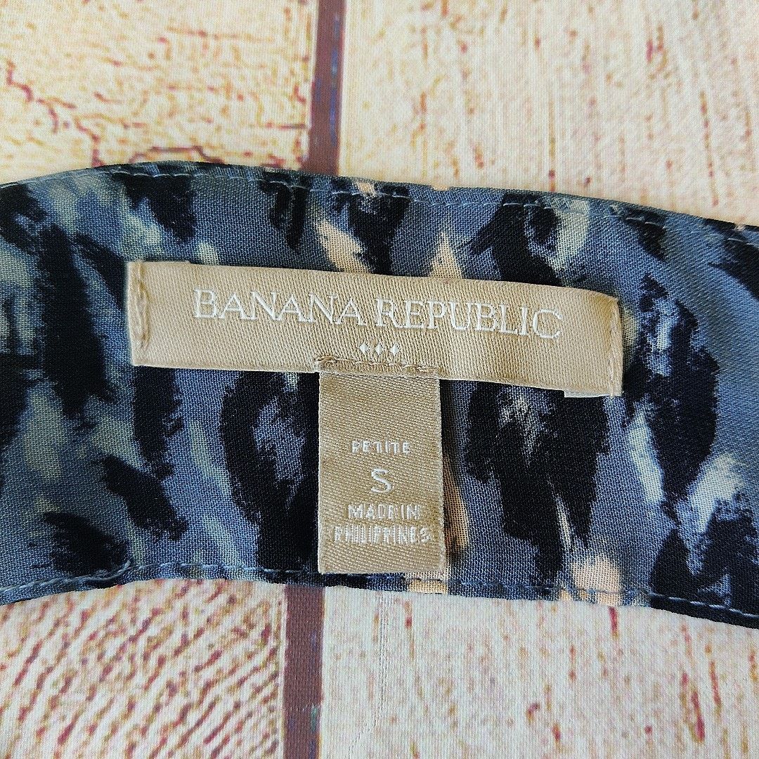 Banana Republic Banana Republic double V-neck sleeveless blouse sz S Size S / US 4 / IT 40 - 8 Thumbnail