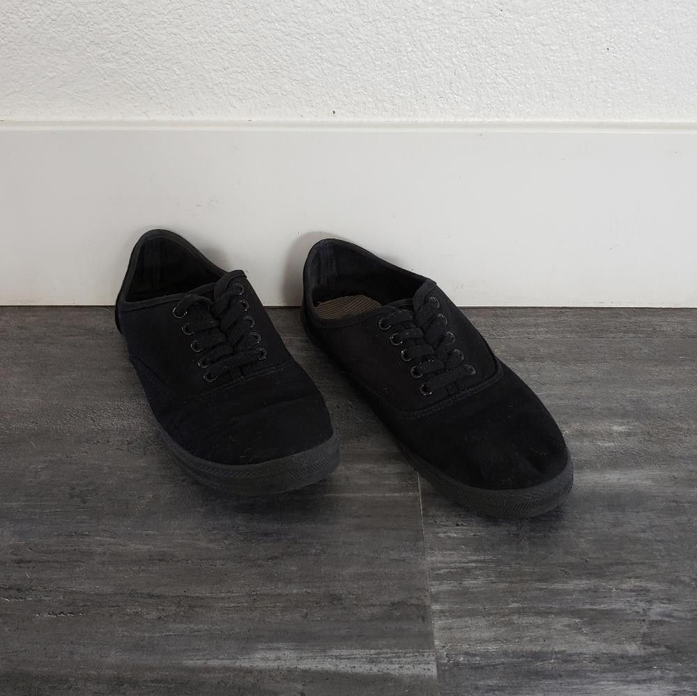 Designer Black Basic Mossimo Laced Up Sneaks Size US 7 / IT 37 - 2 Thumbnail