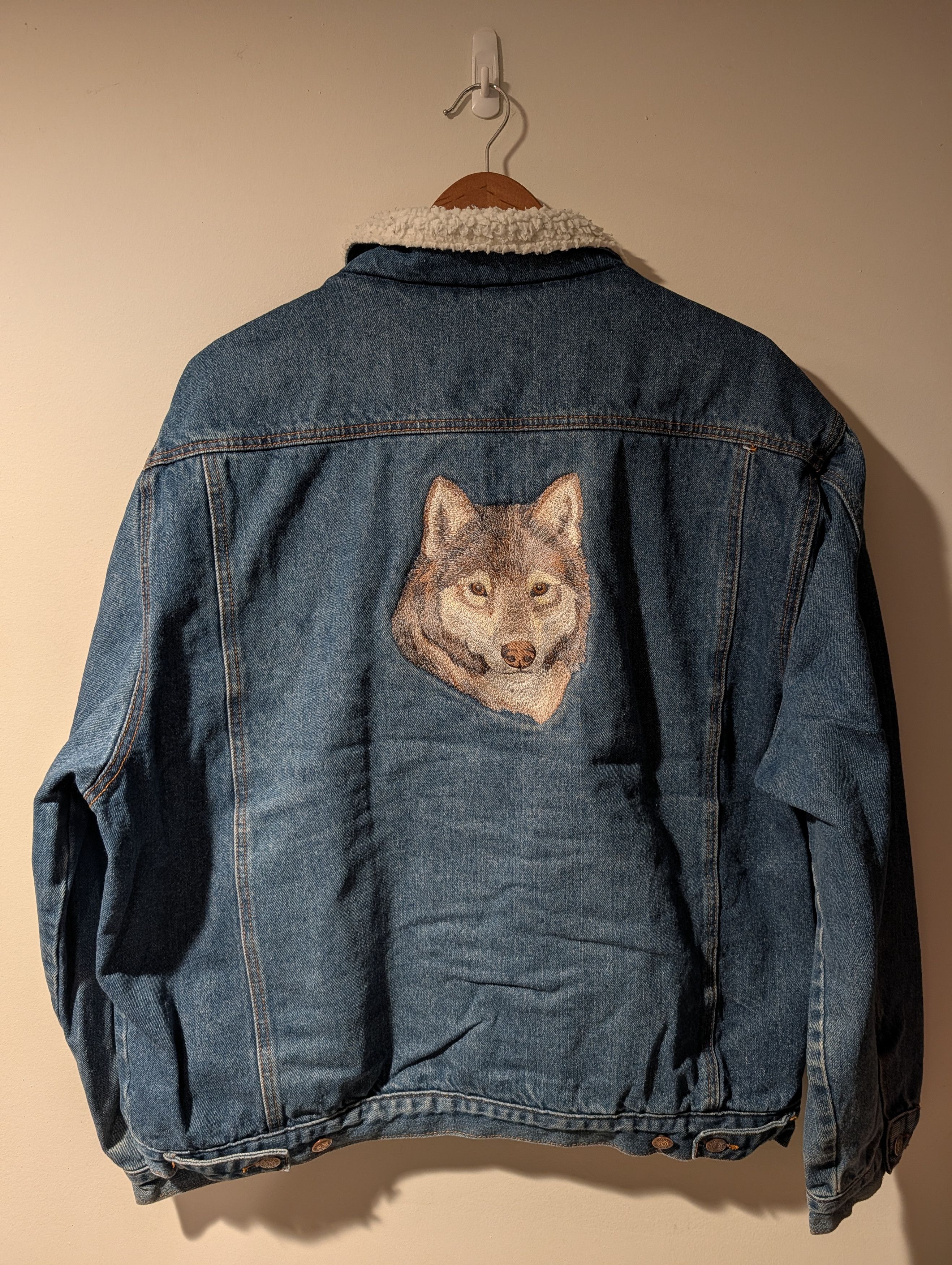 Levi's Vtg Wolf Animal Embroidery Sherpa Denim Trucker Jacket Size US XL / EU 56 / 4 - 1 Thumbnail