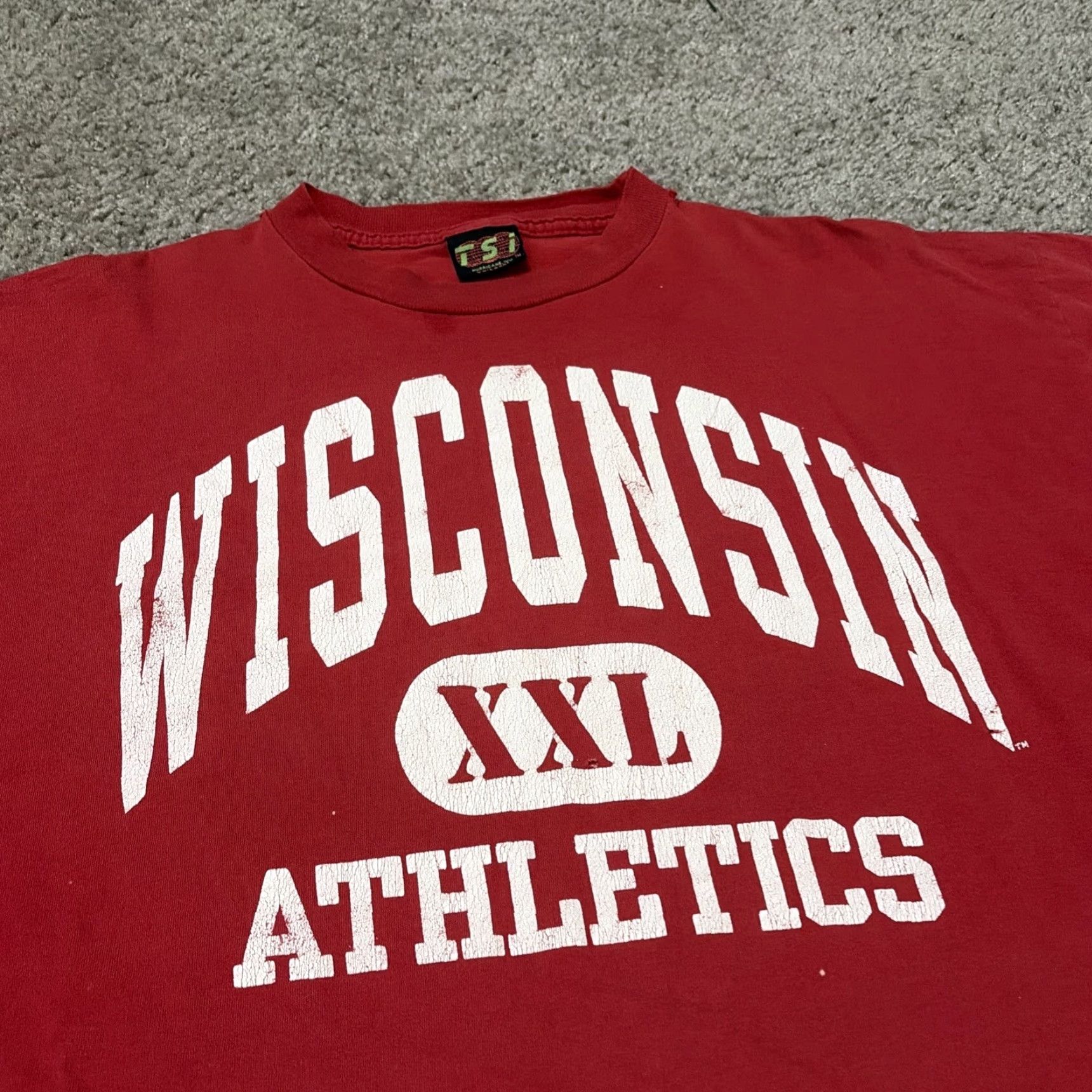 NCAA VINTAGE 90s University Of Wisconsin Badgers Athletics Tsi T-Shirt Red 2XL Mens Size US XXL / EU 58 / 5 - 3 Thumbnail
