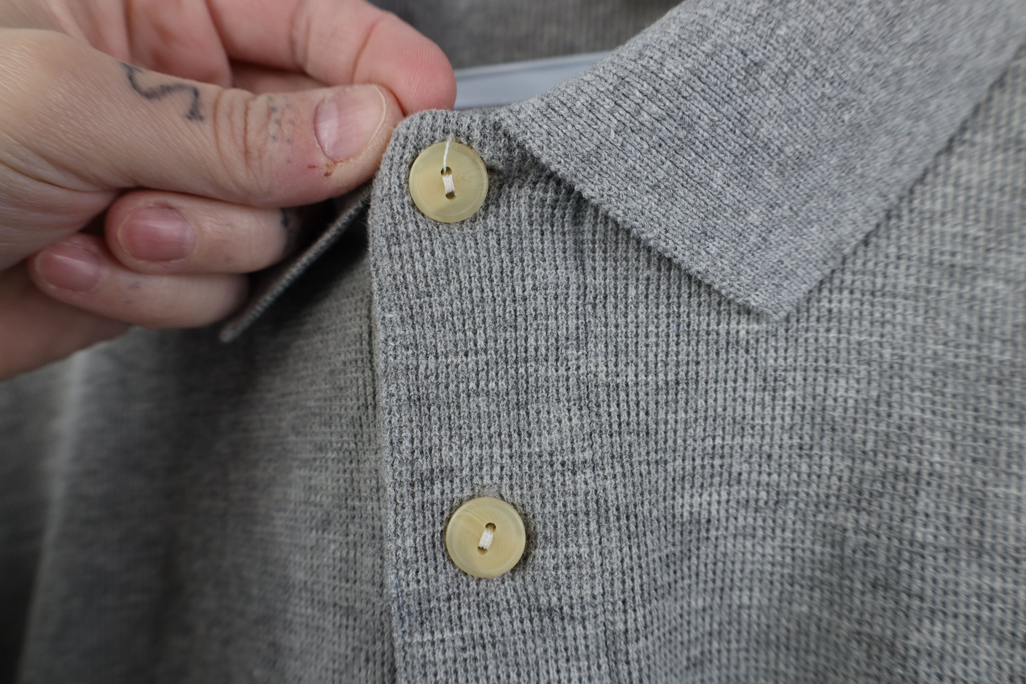 Vintage Vintage 90s Streetwear Waffle Knit Golf Polo Shirt Gray Size US L / EU 52-54 / 3 - 4 Thumbnail