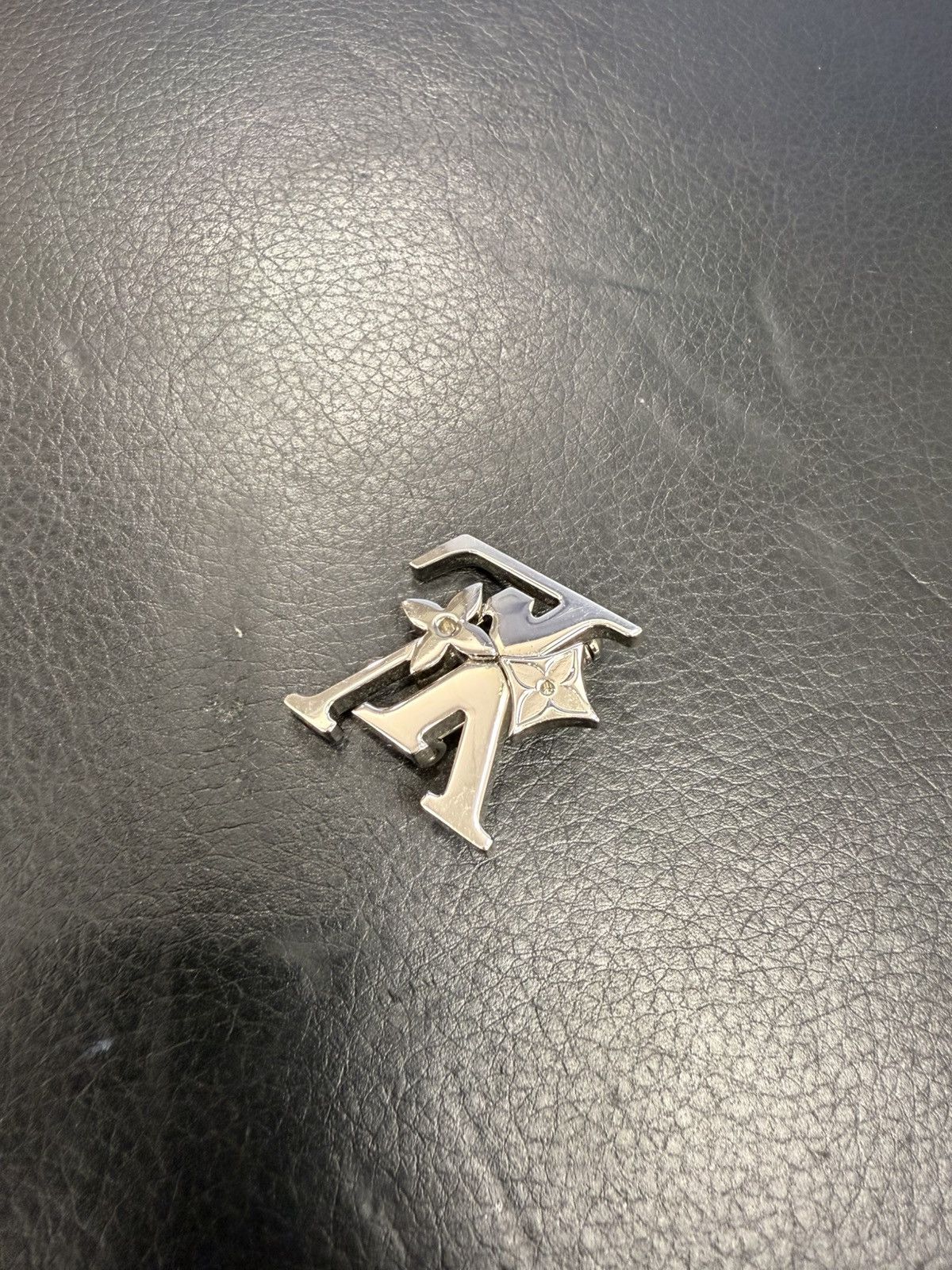 Louis Vuitton Louis Vuitton monogram row brooch M02284 Size ONE SIZE - 4 Thumbnail
