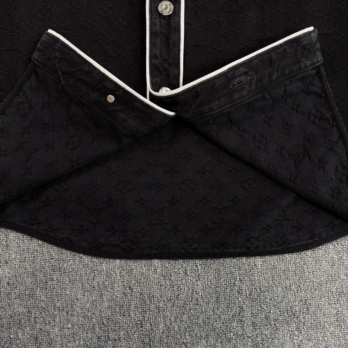 Louis Vuitton LV monogram black short-sleeve M like new Size US M / EU 48-50 / 2 - 7 Thumbnail