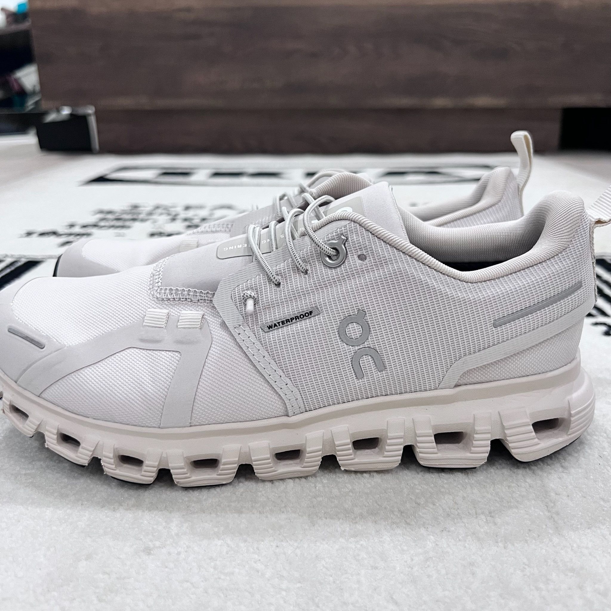 On On Cloud 6 Waterproof Women Running Shoes Pearl / White Size US 6 / IT 36 - 1 Thumbnail
