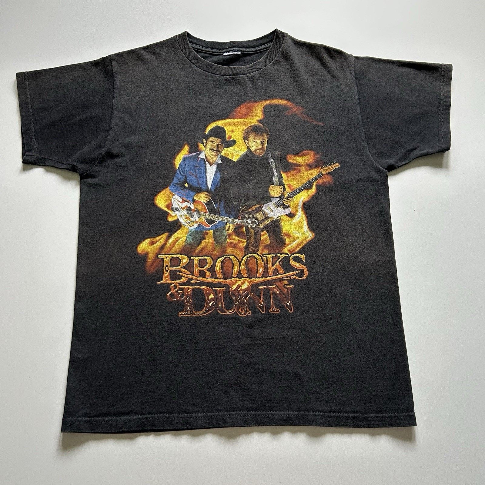 Band Tees × Vintage Vintage Brooks & Dunn T-Shirt Medium Y2K Fire Art Sun Faded Size US M / EU 48-50 / 2 - 1 Thumbnail