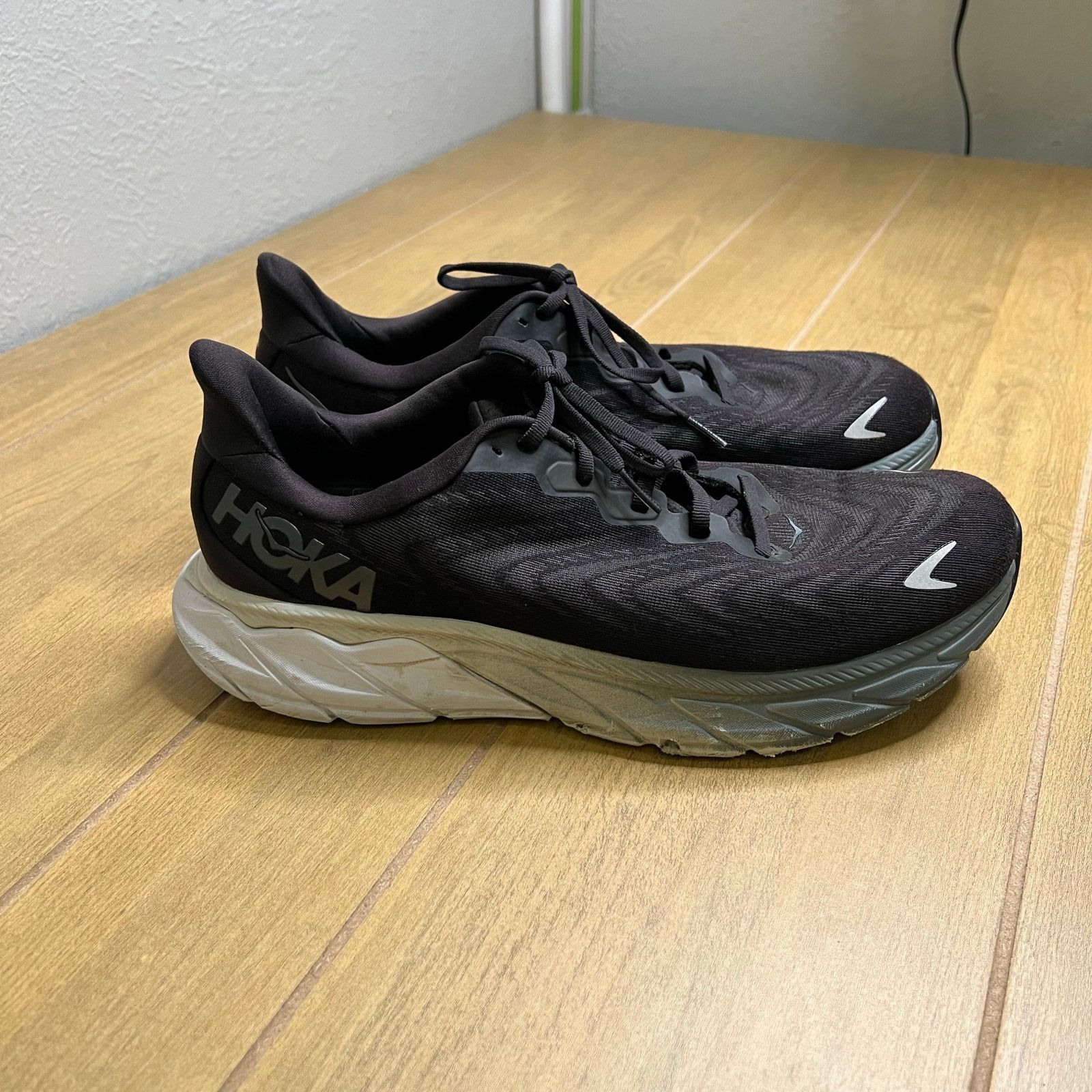 Hoka HOKA Arahi 6 Running Shoes Men’s 11D Black White Stability Size US 11 / EU 44 - 1 Thumbnail