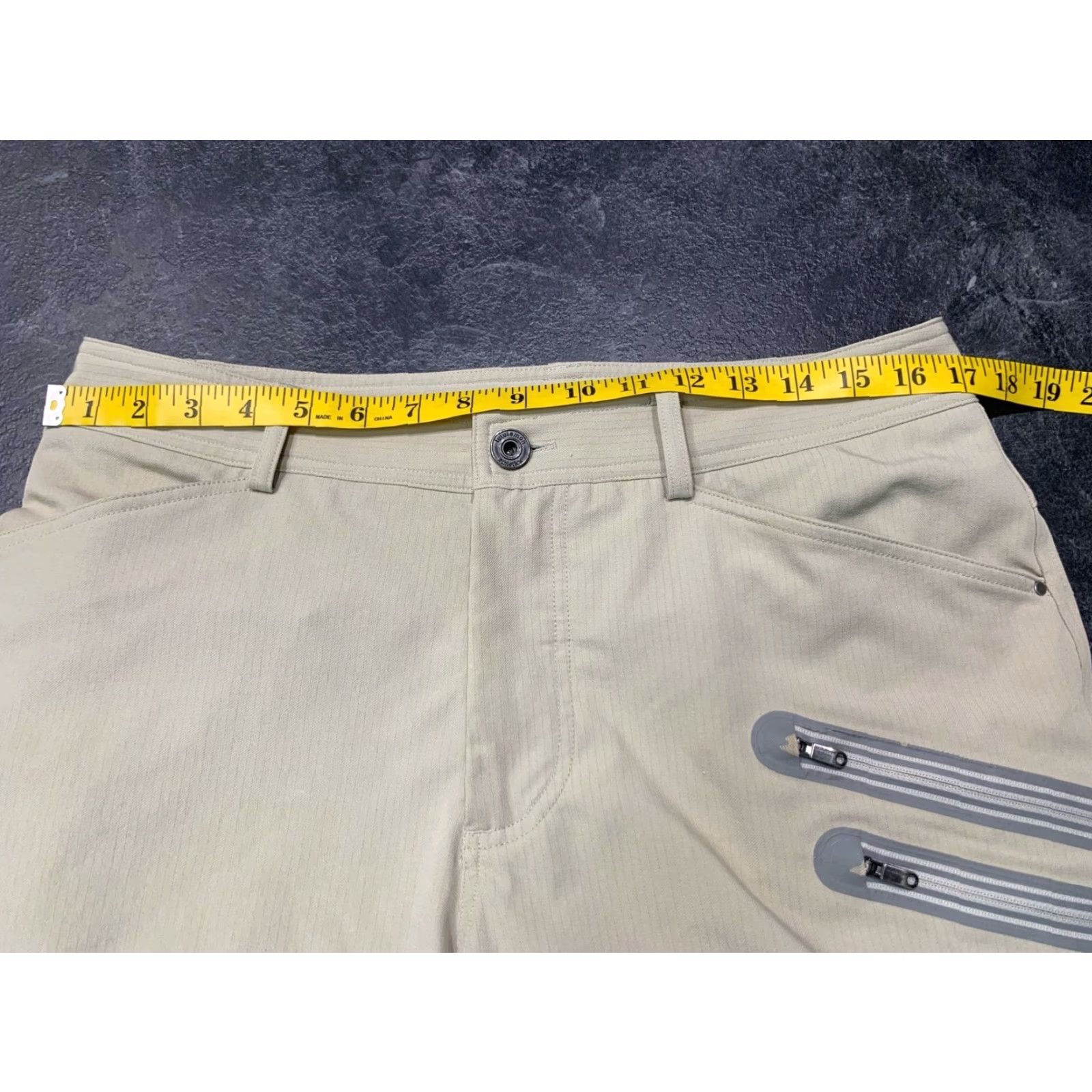Lululemon VINTAGE Lululemon Men Shorts Bermuda Casual Active 34 Beige Microfiber Stretch Pockets Summer Size US 34 / EU 50 - 7 Thumbnail