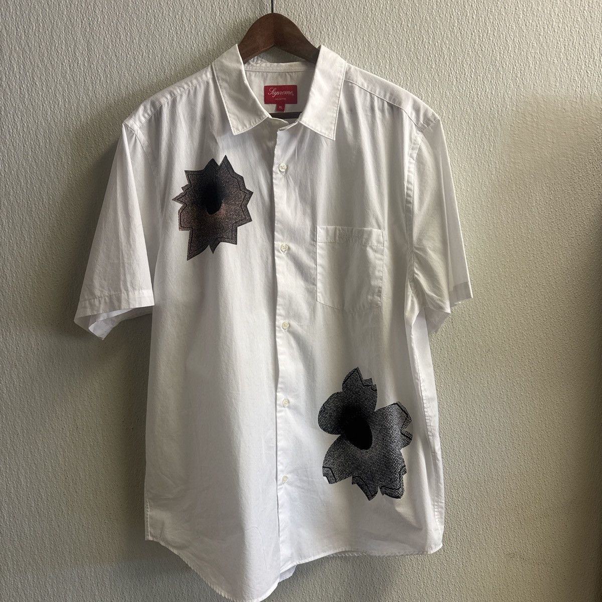 Supreme Supreme white graphic button up Size US XL / EU 56 / 4 - 1 Thumbnail